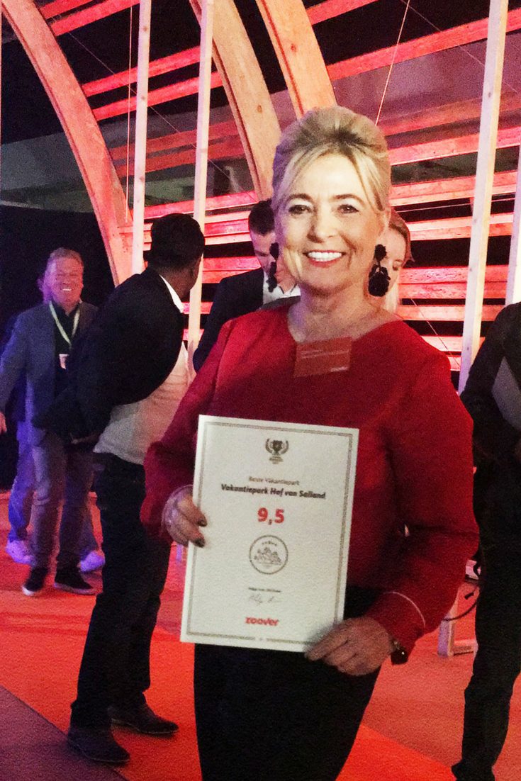 Zoover Award door Riekie Smeets namens Hof van Salland in ontvangst genomen
