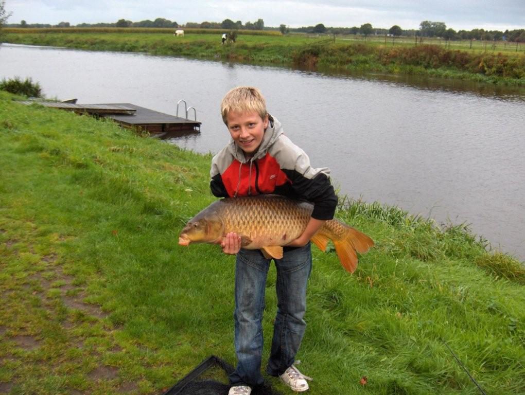 Kleiner Junge mit Fisch