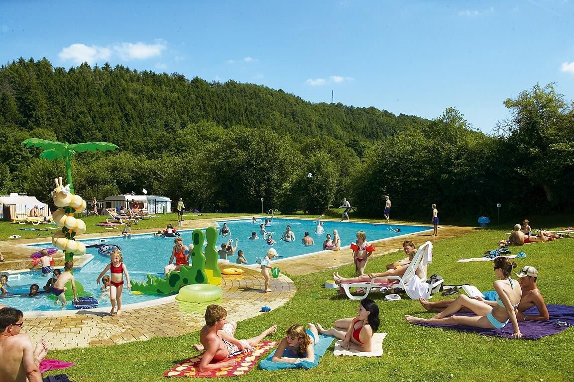 Campingplatz in den Ardennen mit Schwimmbad