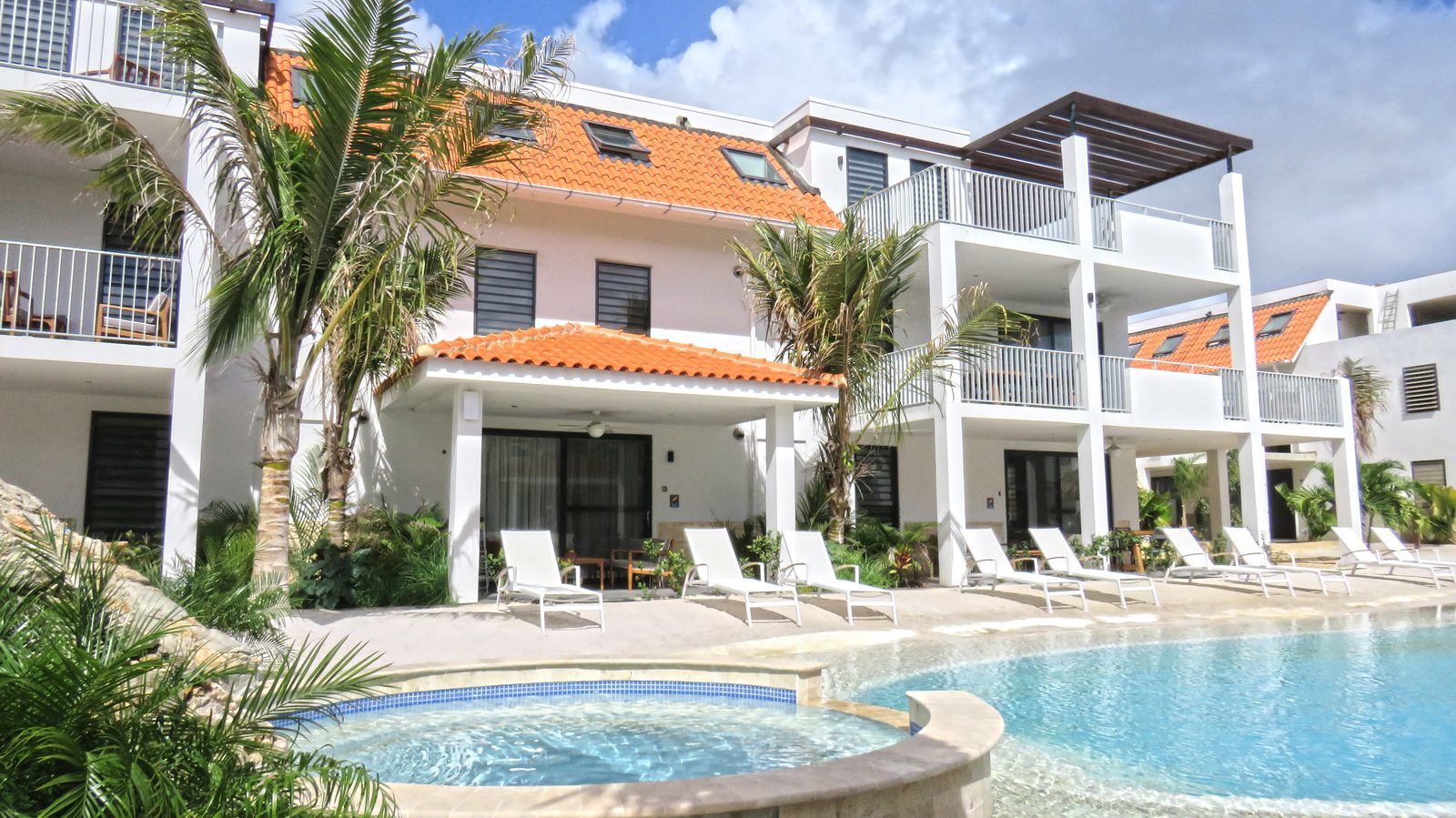 Bekijk Resort Bonaire, een nieuw resort op het mooie Bonaire. De luxe appartementen op Resort Bonaire zijn geschikt voor vier en zes personen.