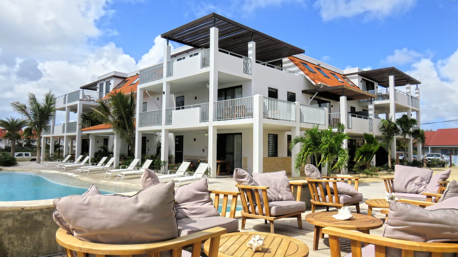 ¿Un bar en Bonaire? También puedes encontrarlo en Resort Bonaire. Tenemos un bar en la piscina, al lado de la playa de arena. Disfruta de un trago y un tentempié con nosotros.

