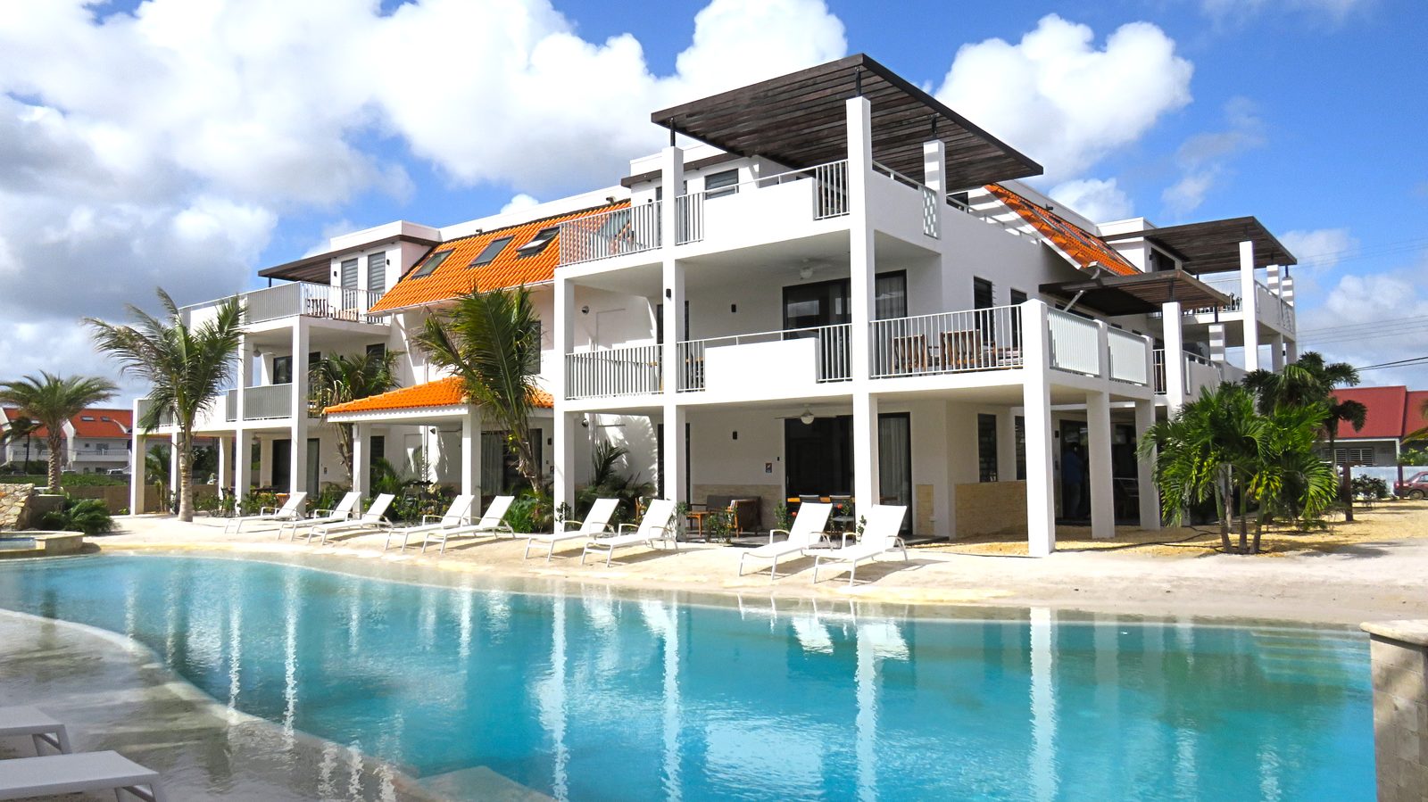 Procura uma estadia em Bonaire? Escolha o Resort Bonaire. Um novo e luxuoso resort com apartamentos que oferecem tudo o que precisa.