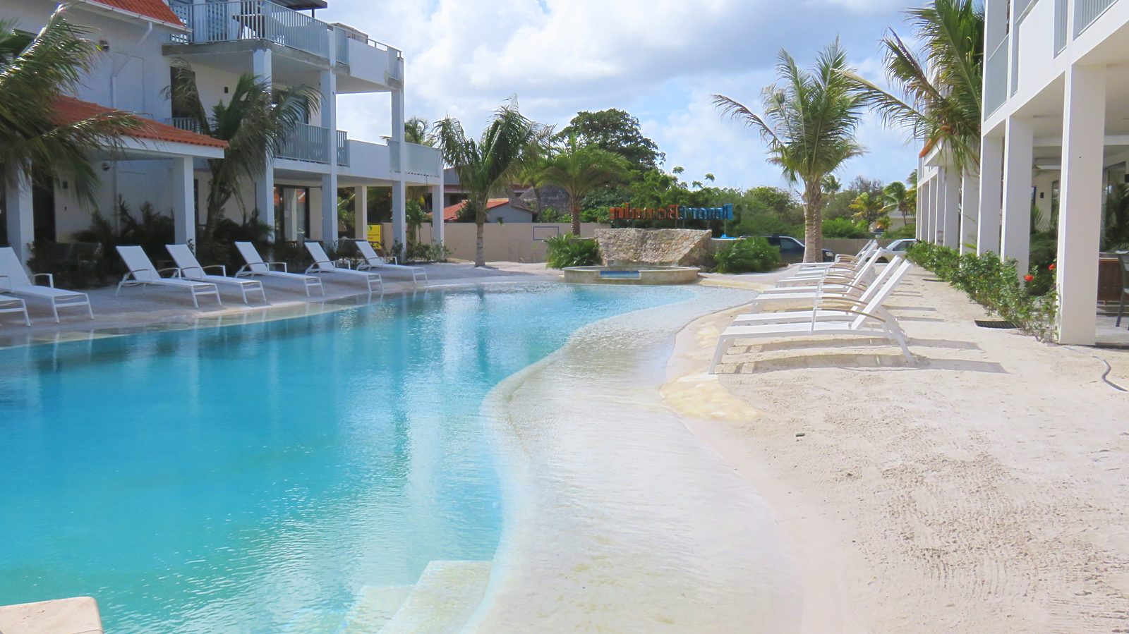 Découvrez la piscine du Resort Bonaire. Cette piscine en bord de plage est l'endroit où vous pourrez vous détendre et profiter du beau temps. Les enfants y passeront également un super moment.