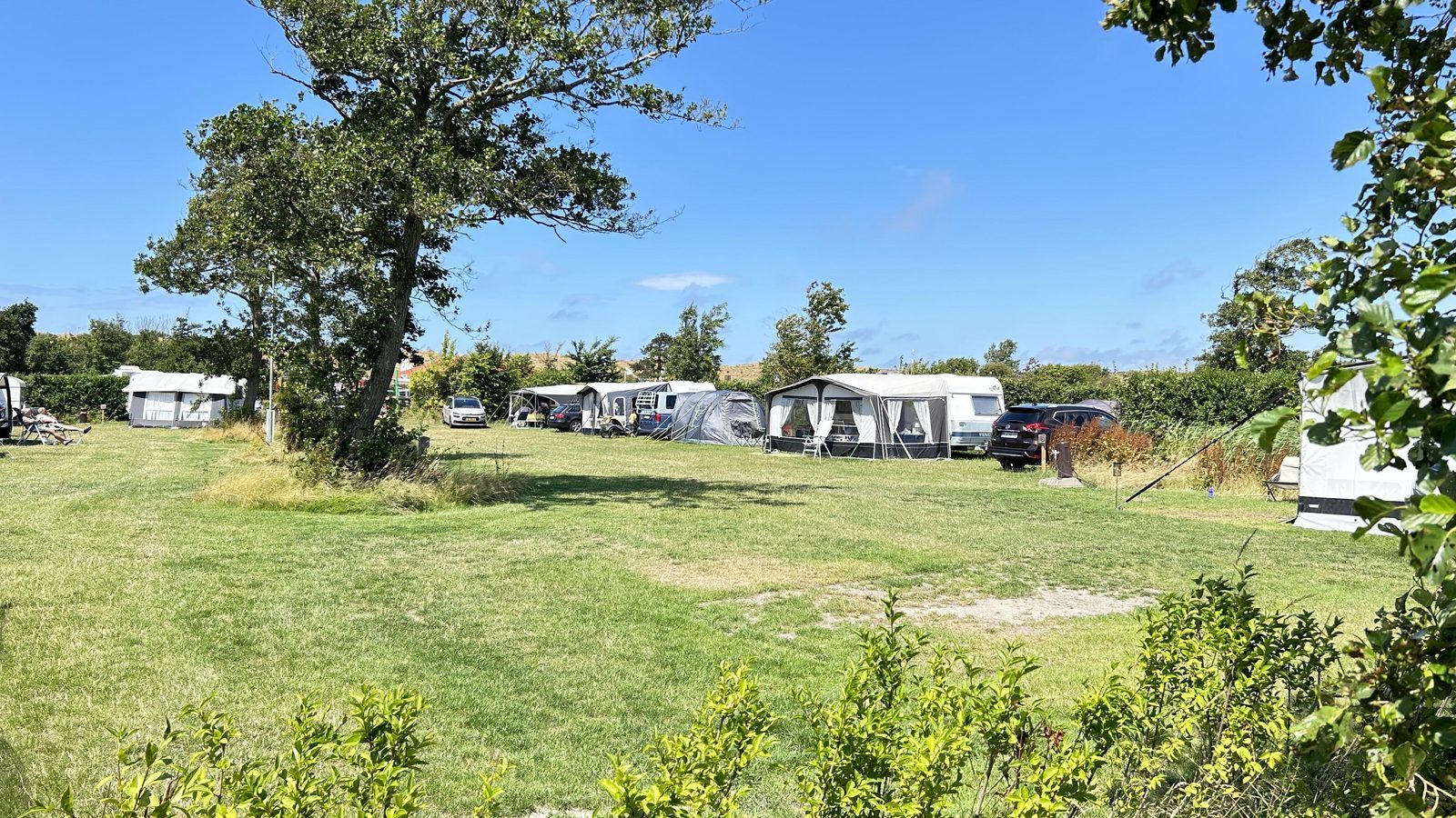 camping privé sanitair aan de kust