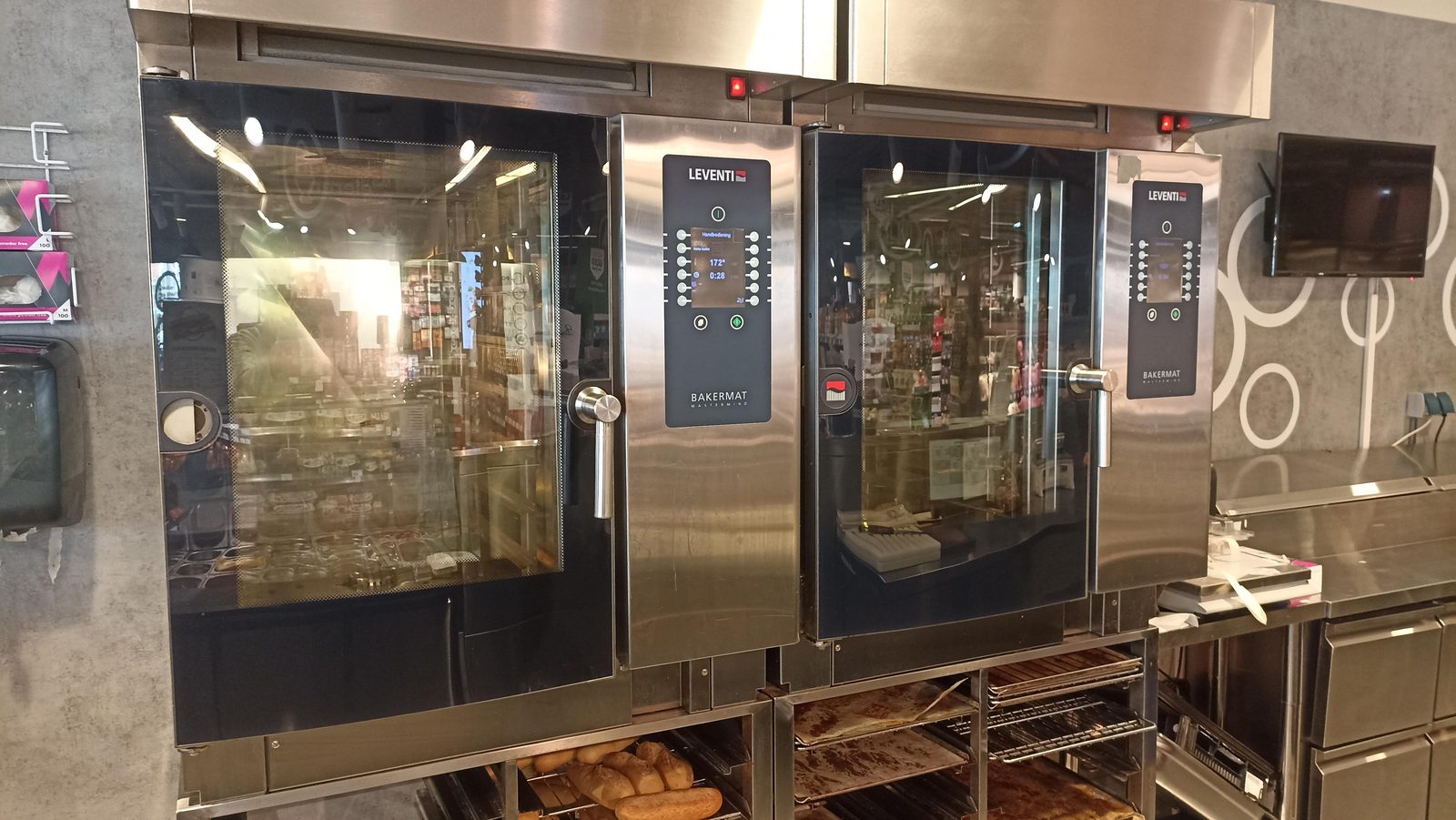 De ovens waar de broodjes iedere dag in de Spar winkel in Dirkshorn vers worden gebakken 