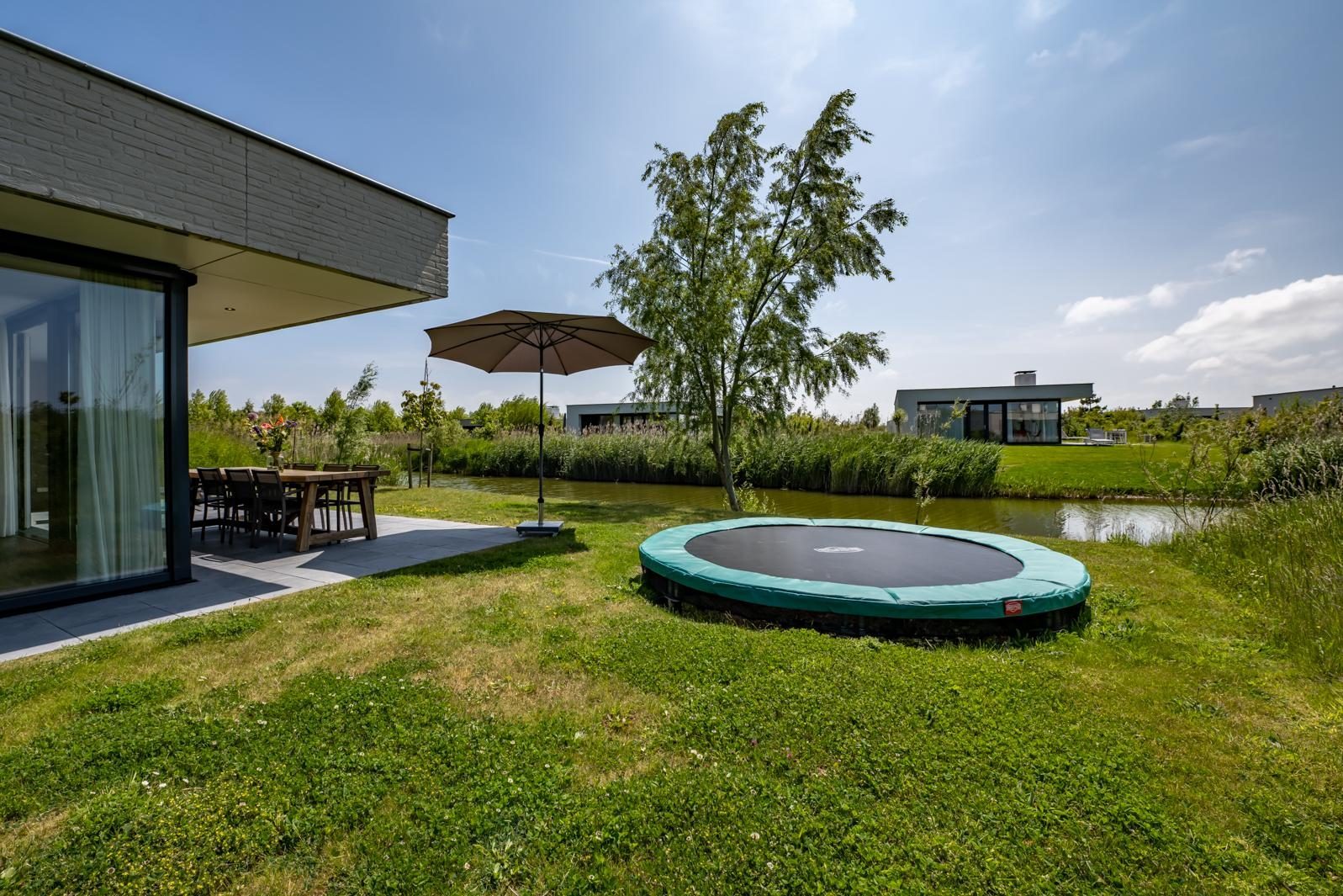 Luxe kindvriendelijke vakantievilla met trampoline aan het water