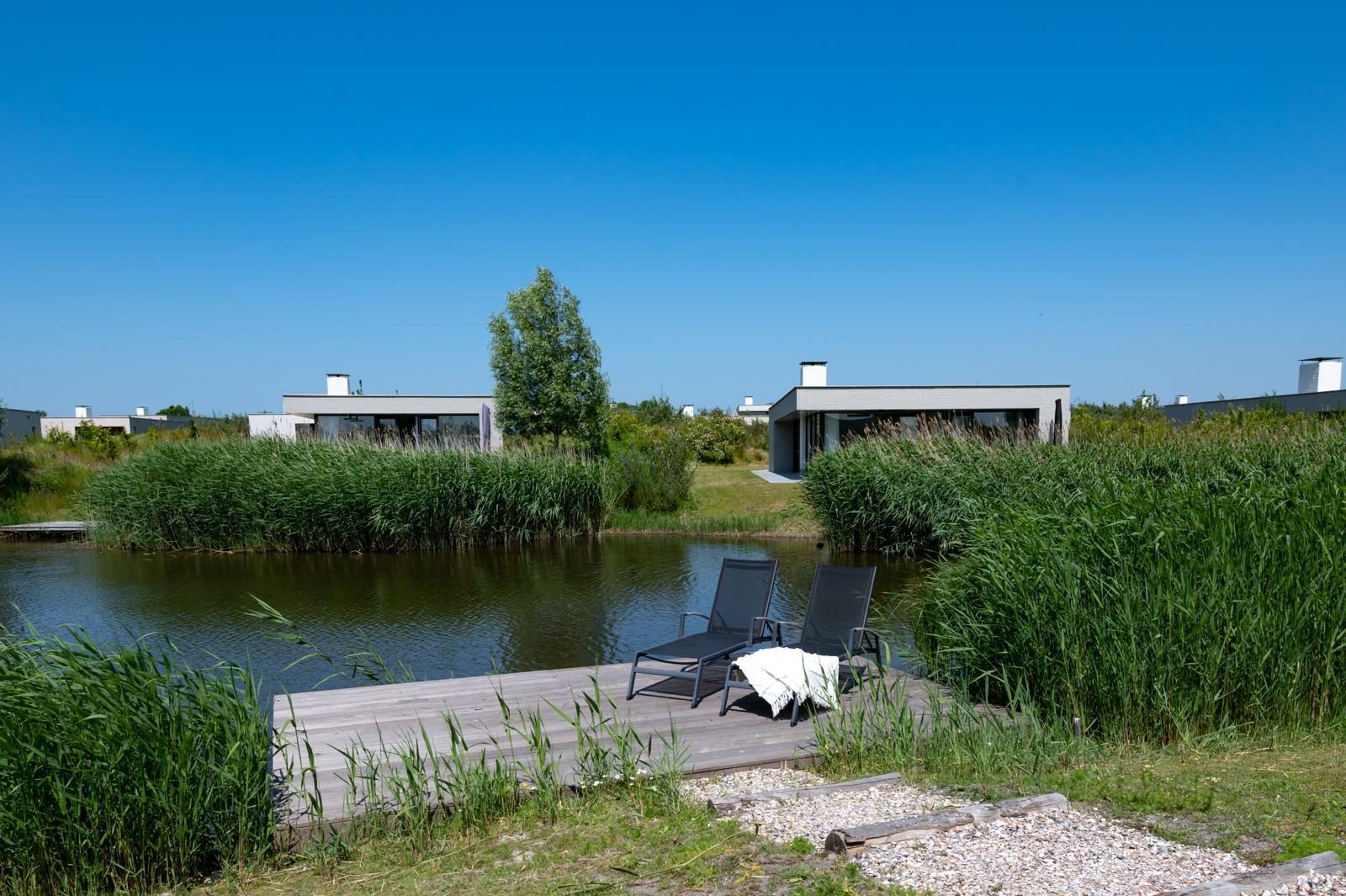Villa aan het water met vlonder in Zeeland