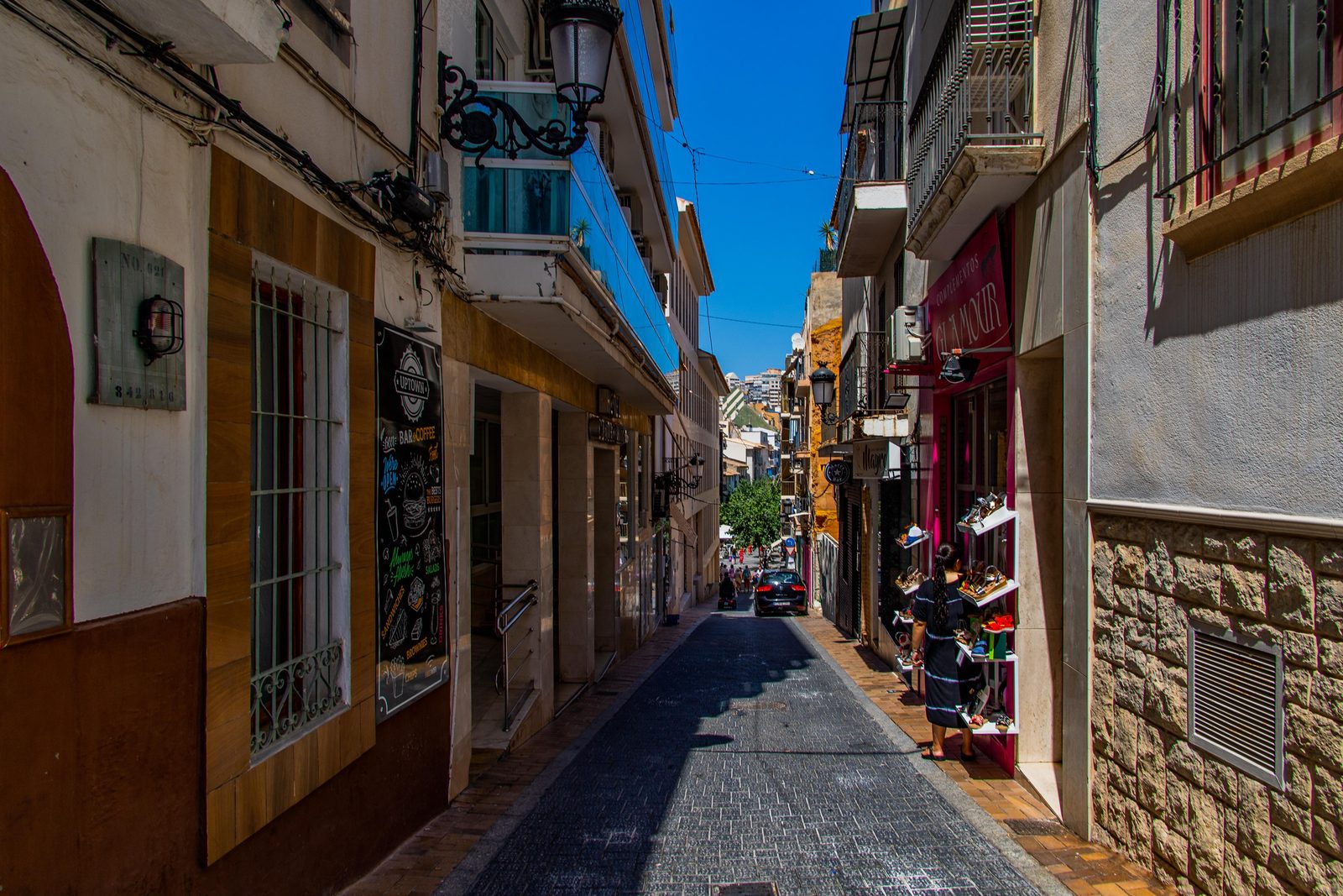 Smal straatje met winkels in oude centrum van Benidorm