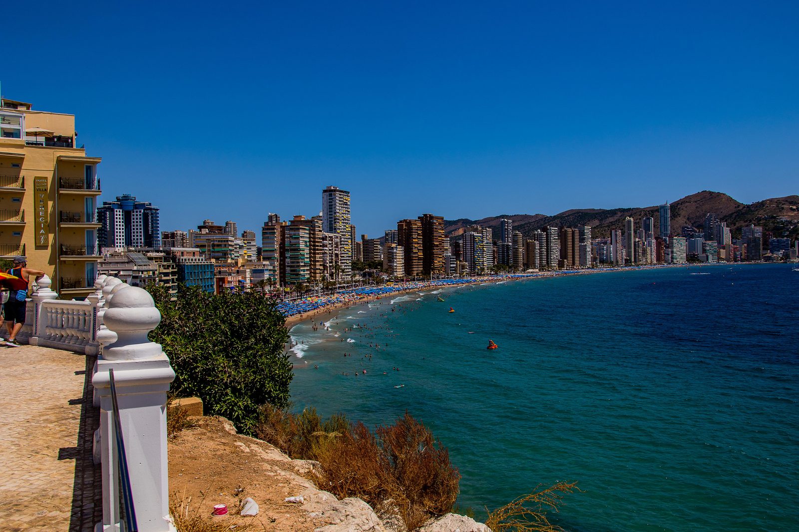 Uitzicht over skyline Benidorm en Playa Levante vanaf Balkon Mediterranee