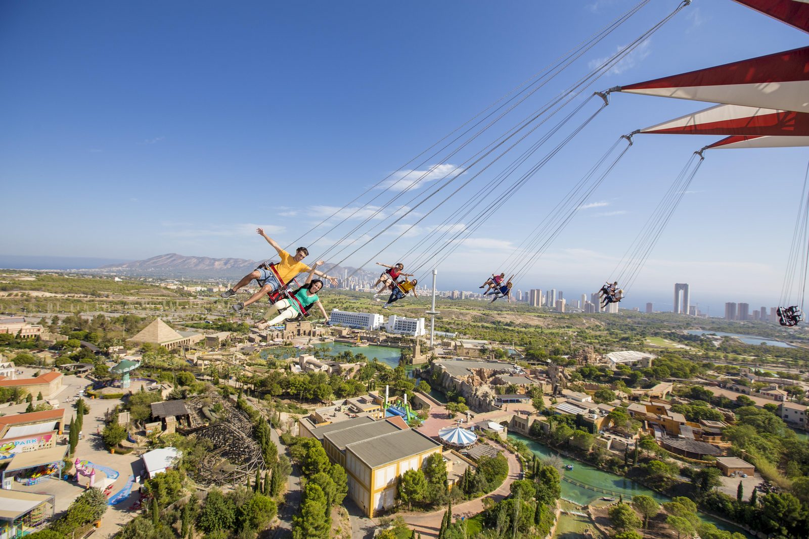 Personas en el remolino de 80 metros de altura de Terra Mítica Benidorm