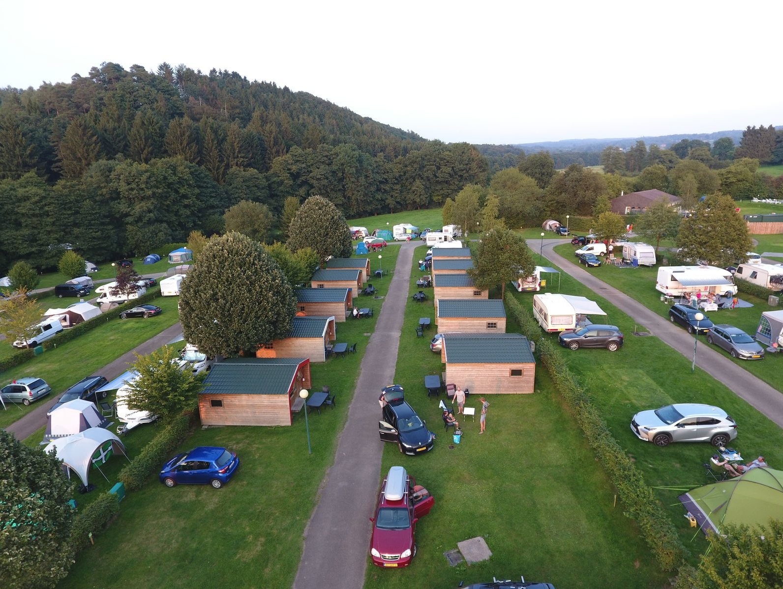 Verschillende vakantiehuisjes op de camping in de Ardennen