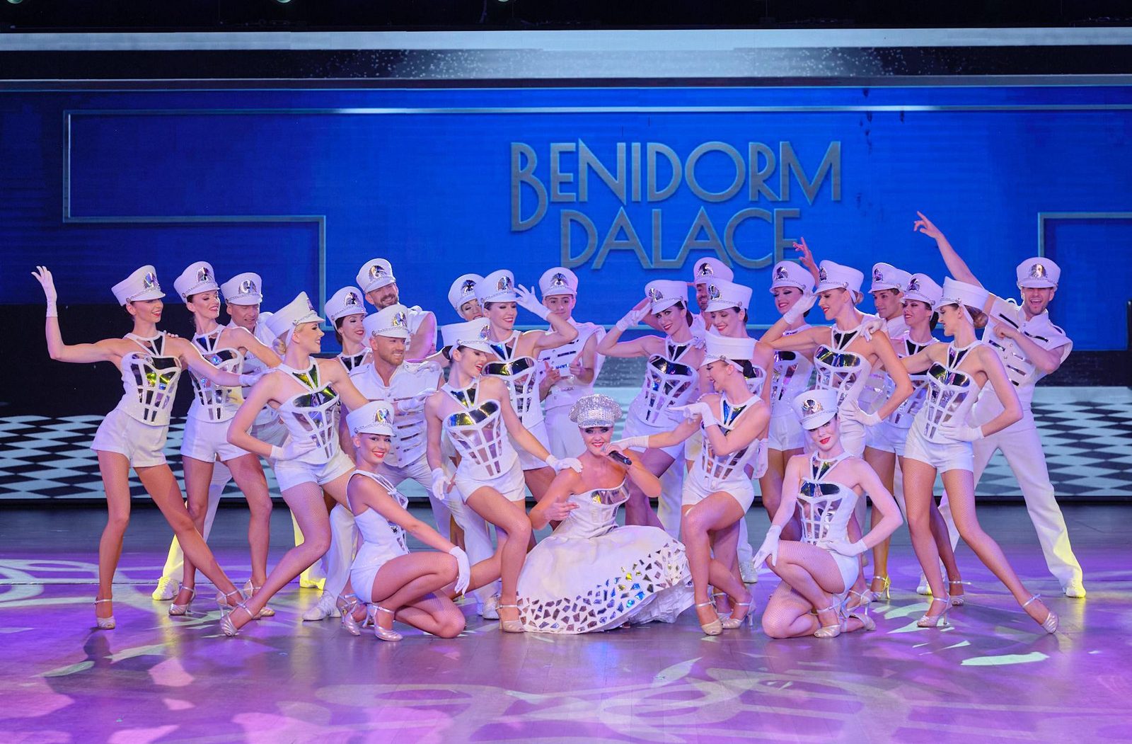 Espectáculo de ballet durante el espectáculo AIRE en Benidorm Palace