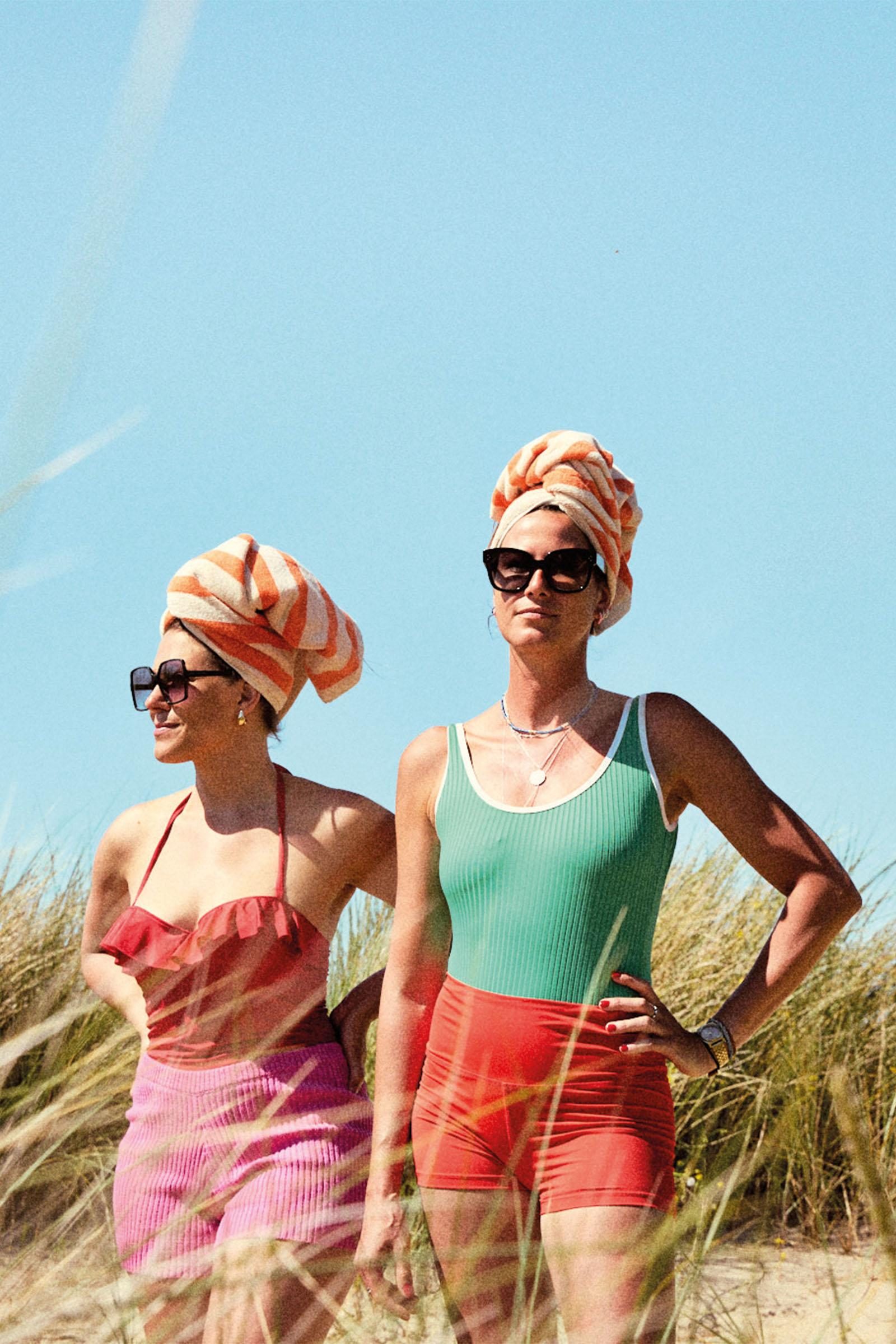 Twee vrouwen in de duinen van Zeebrugge met een handdoek in hun haar