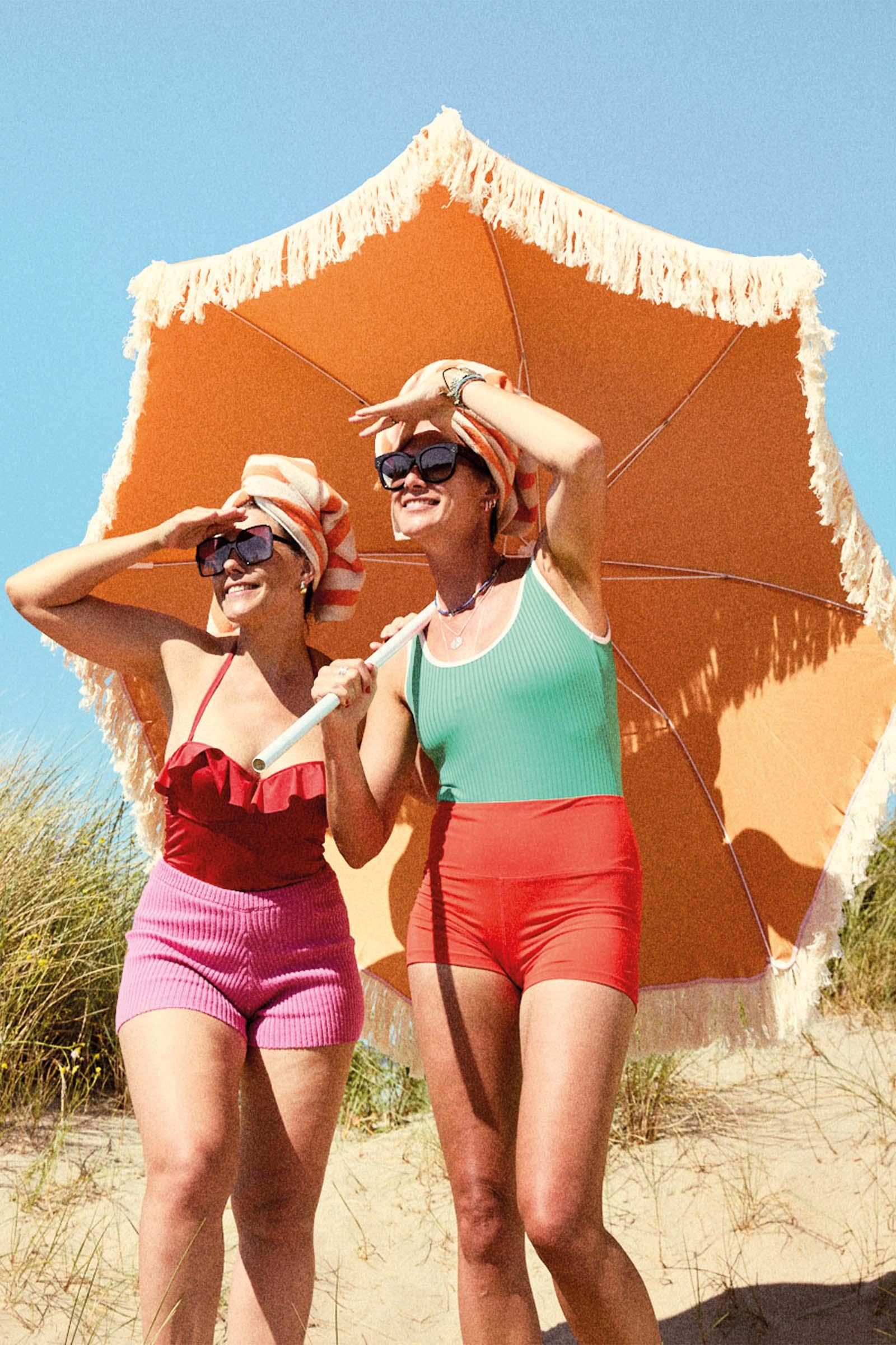 Twee vrouwen in de duinen van Zeebrugge die kijken in de verte