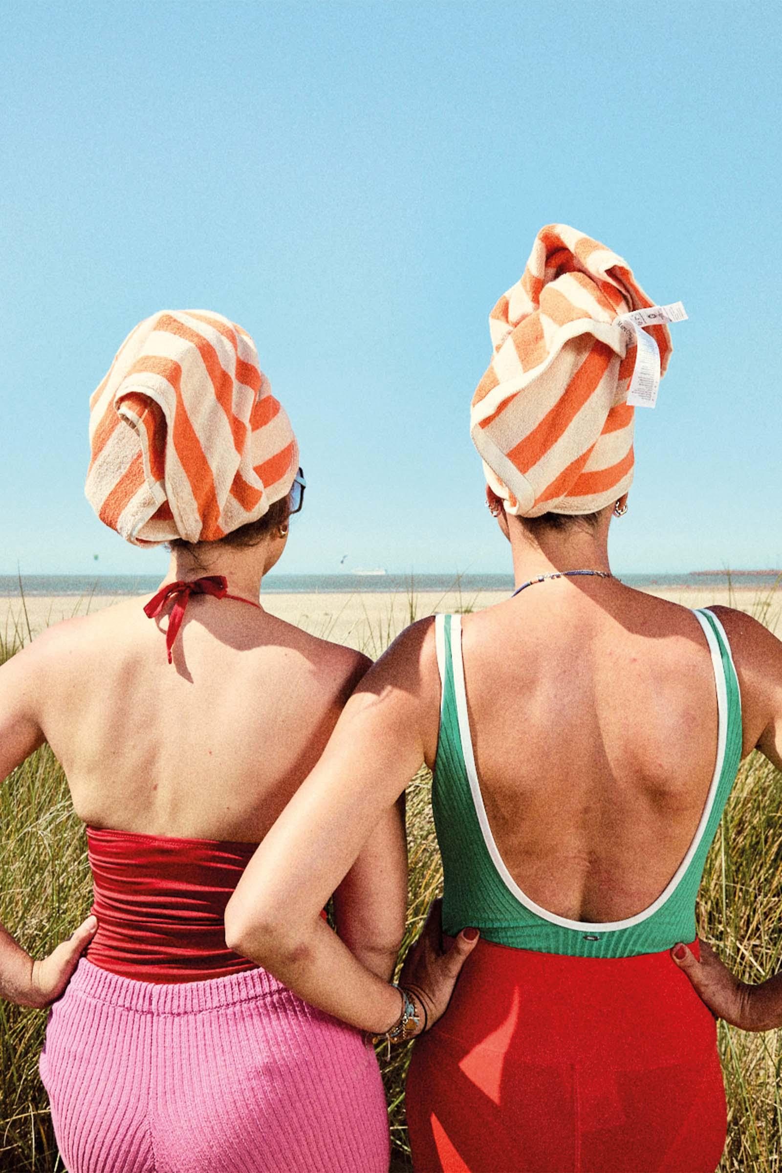 Twee vrouwen in de duinen van Zeebrugge die kijken naar de zee