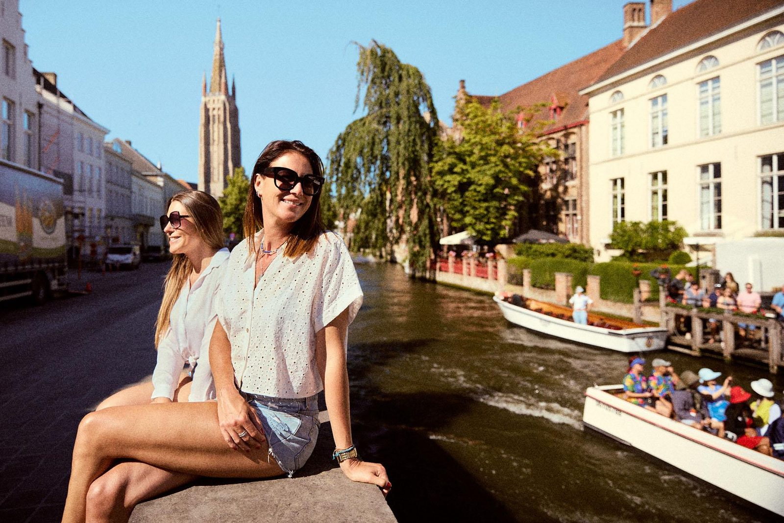 Twee vrouwen in Brugge langs het water