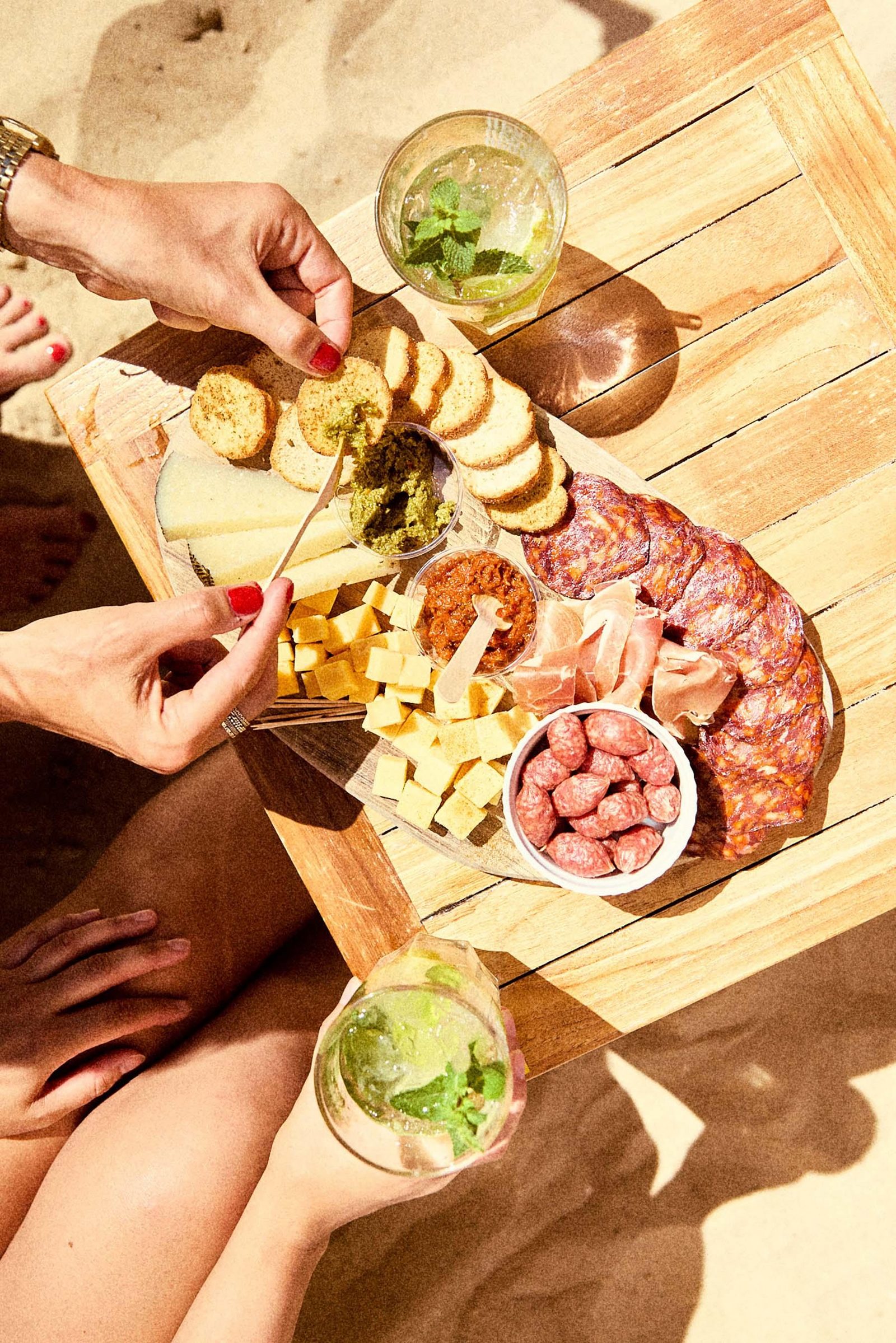 Een tapasplankje in een beachbar in Knokke