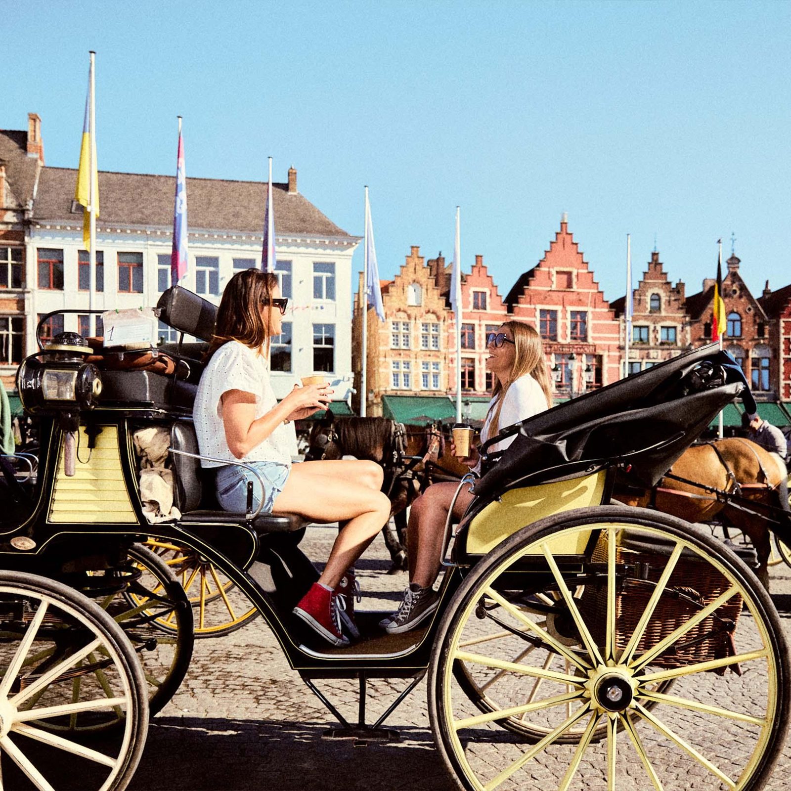 Twee vrouwen op een paardenkoets in Brugge