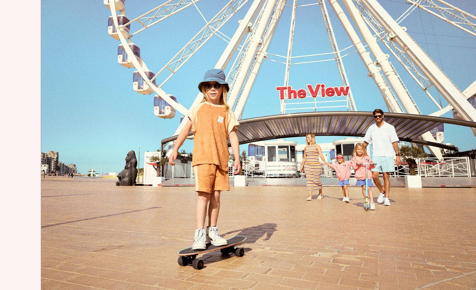 Een gezin voor het reuzenrad op de dijk van Nieuwpoort