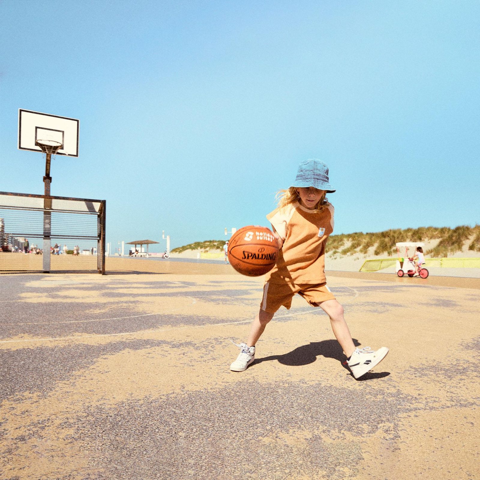 Een jongen aan het basketballen op de dijk van Nieuwpoort