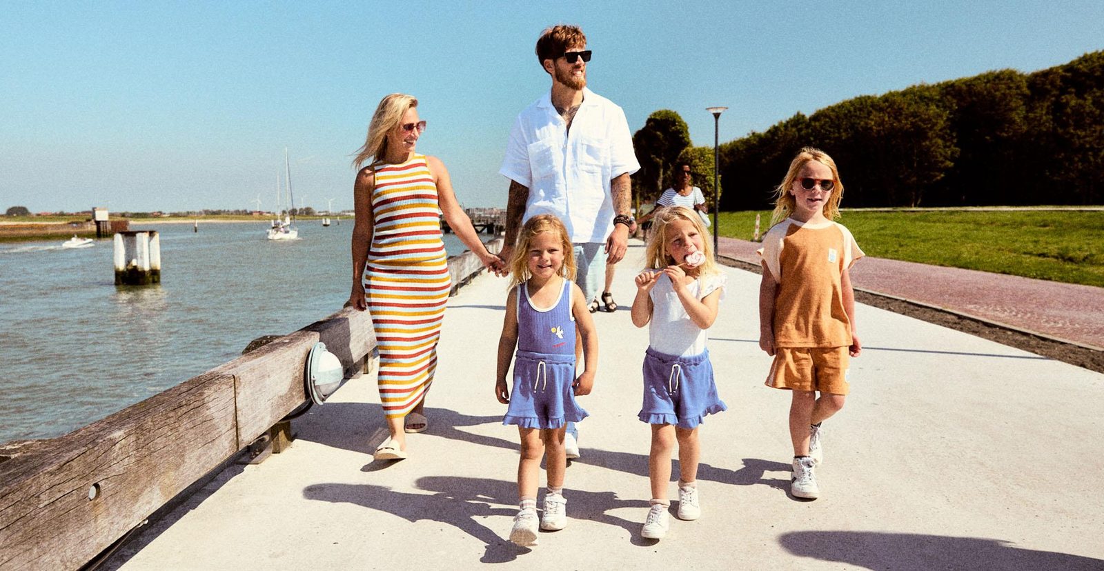 Een gezin wandelt op de promenade langs de havengeul in Nieuwpoort