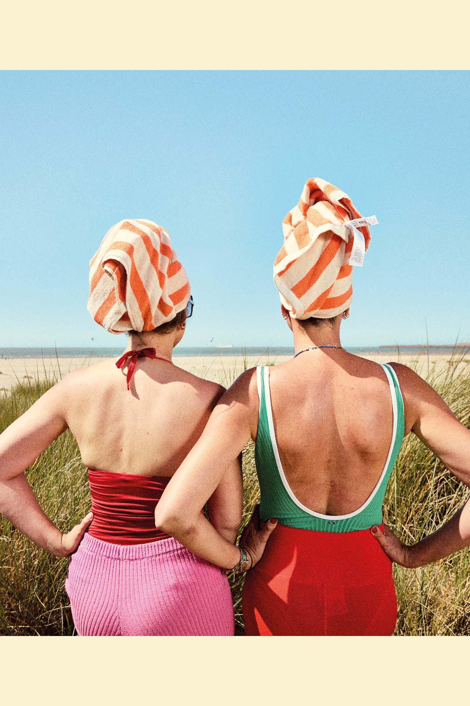 Twee vrouwen in de duinen van Zeebrugge die kijken naar de zee