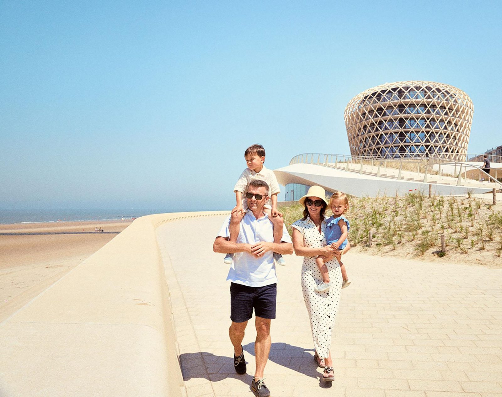 Grootouders met hun kleinkinderen aan het wandelen langs het Silt in Middelkerke