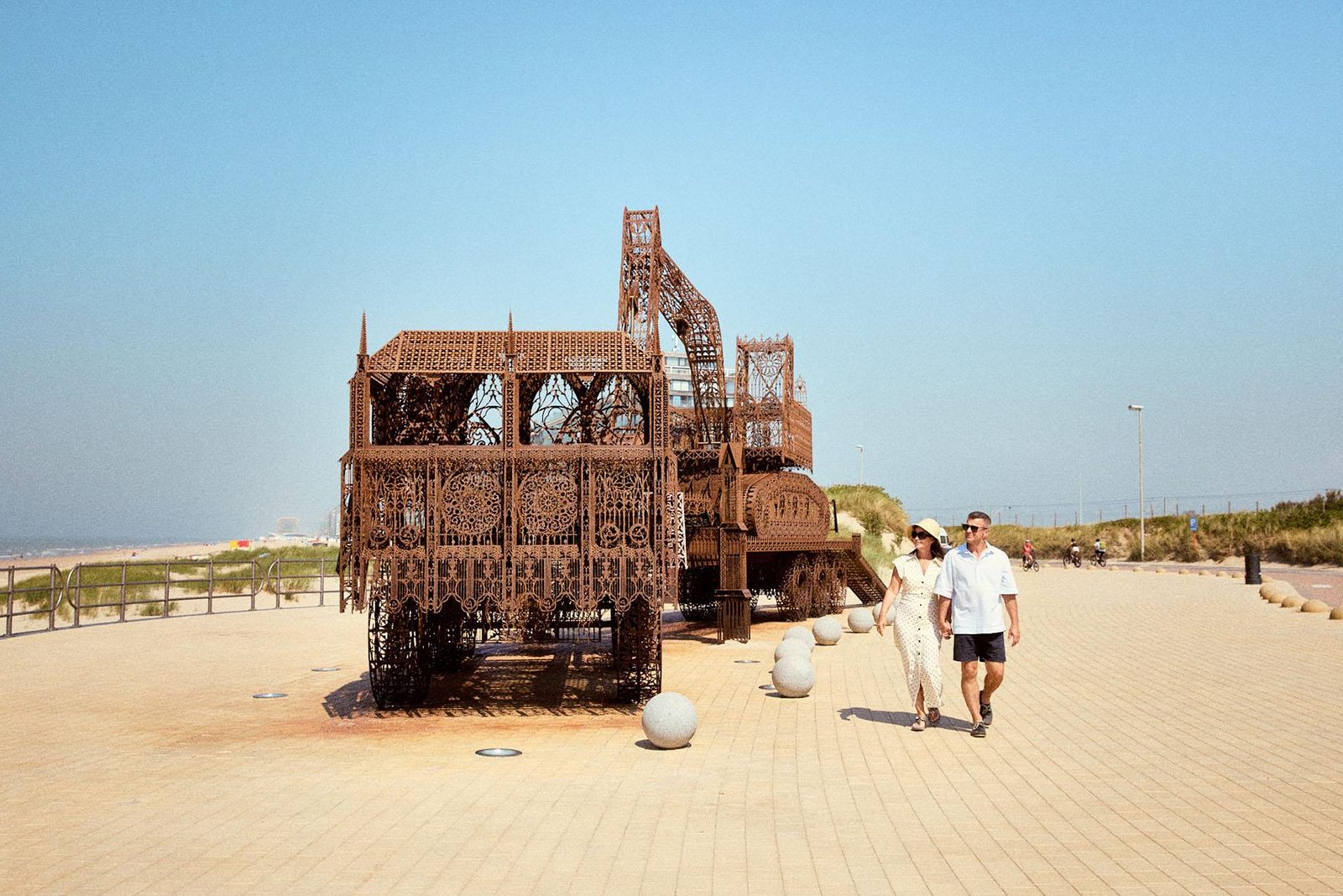 Een openluchtkunstwerk van Delvoye in Westende