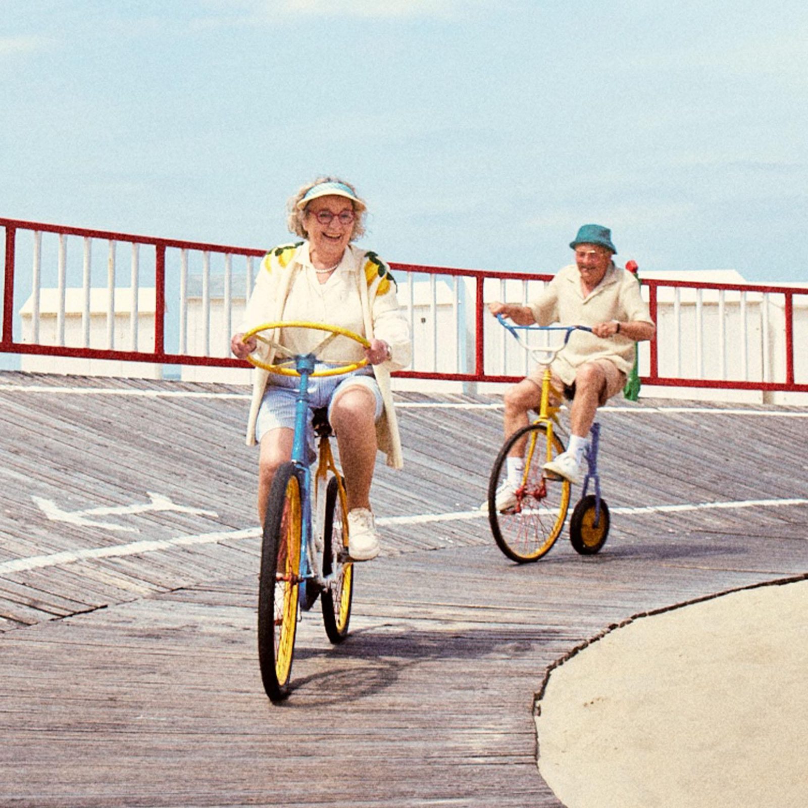 Een gepensioneerd koppel aan het fietsen in de Velodroom in Blankenberge