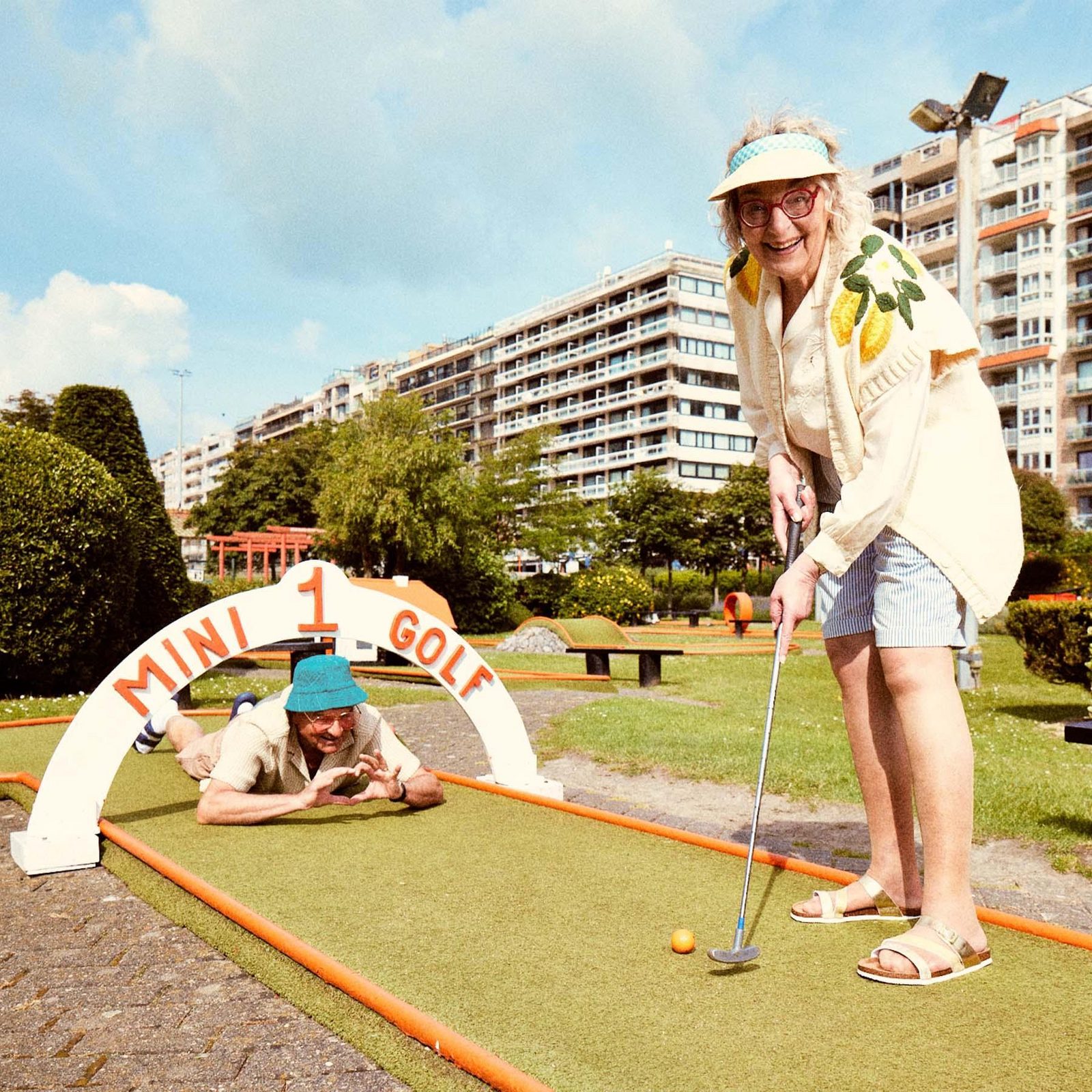 Een gepensioneerd koppel aan het golfen in Leopoldpark in Blankenberge