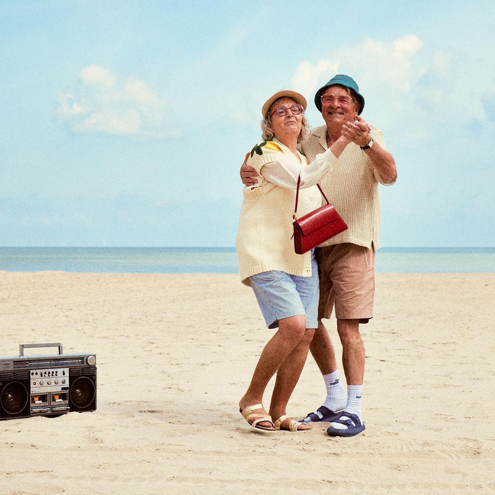 Een gepensioneerd koppel aan het dansen op het strand