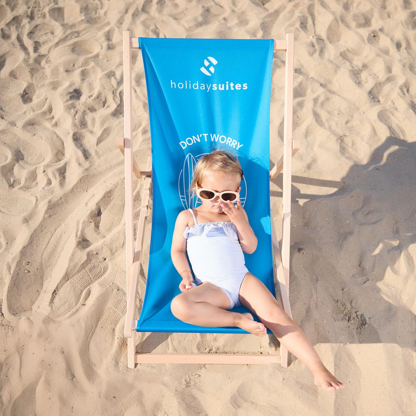 Een klein meisje in een strandstoel