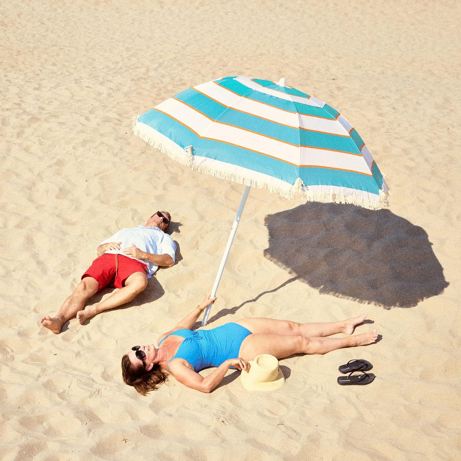 Een koppel rust op het strand van Westende