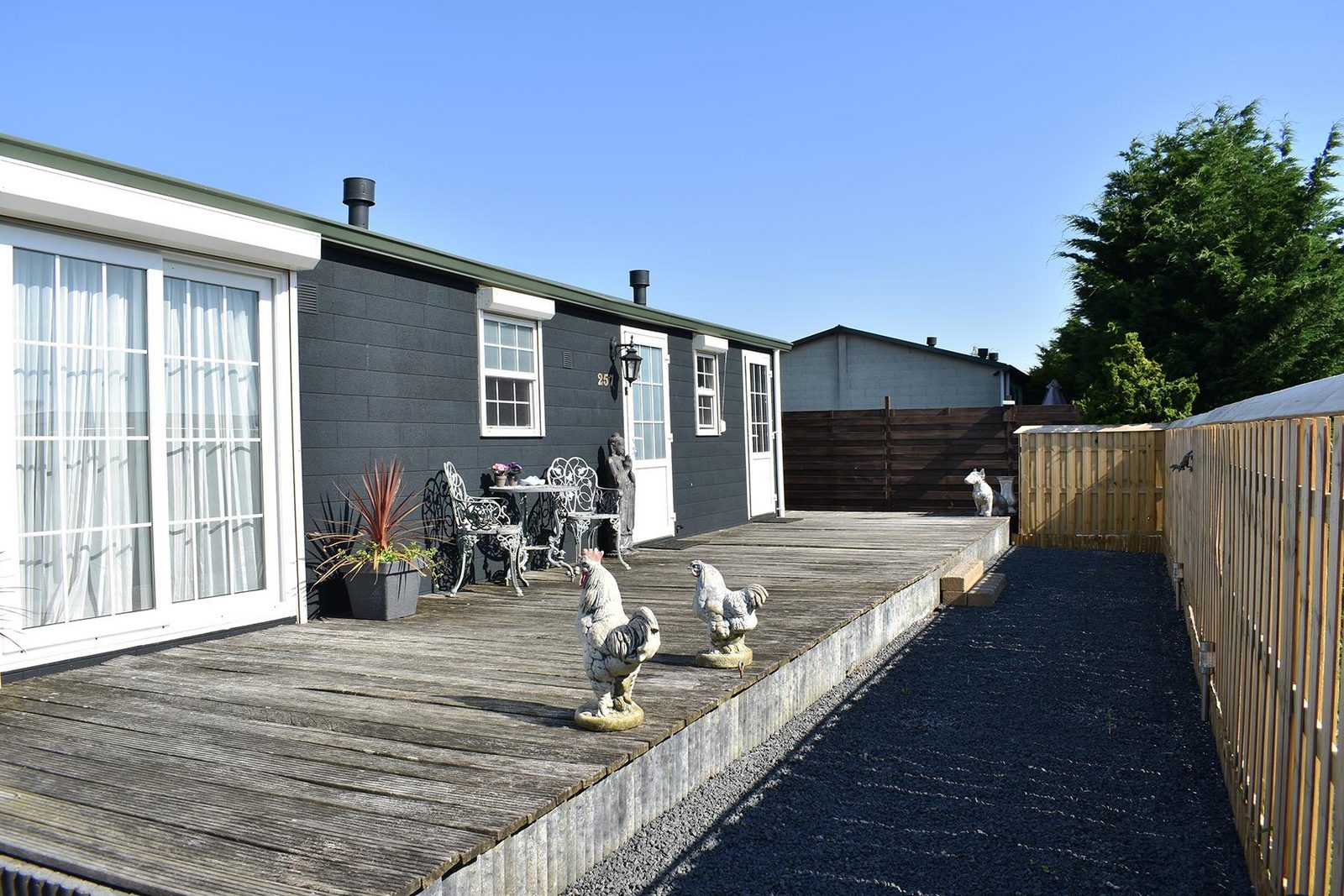 257 - Te Koop: ruim chalet met ruime tuin en bijgebouw