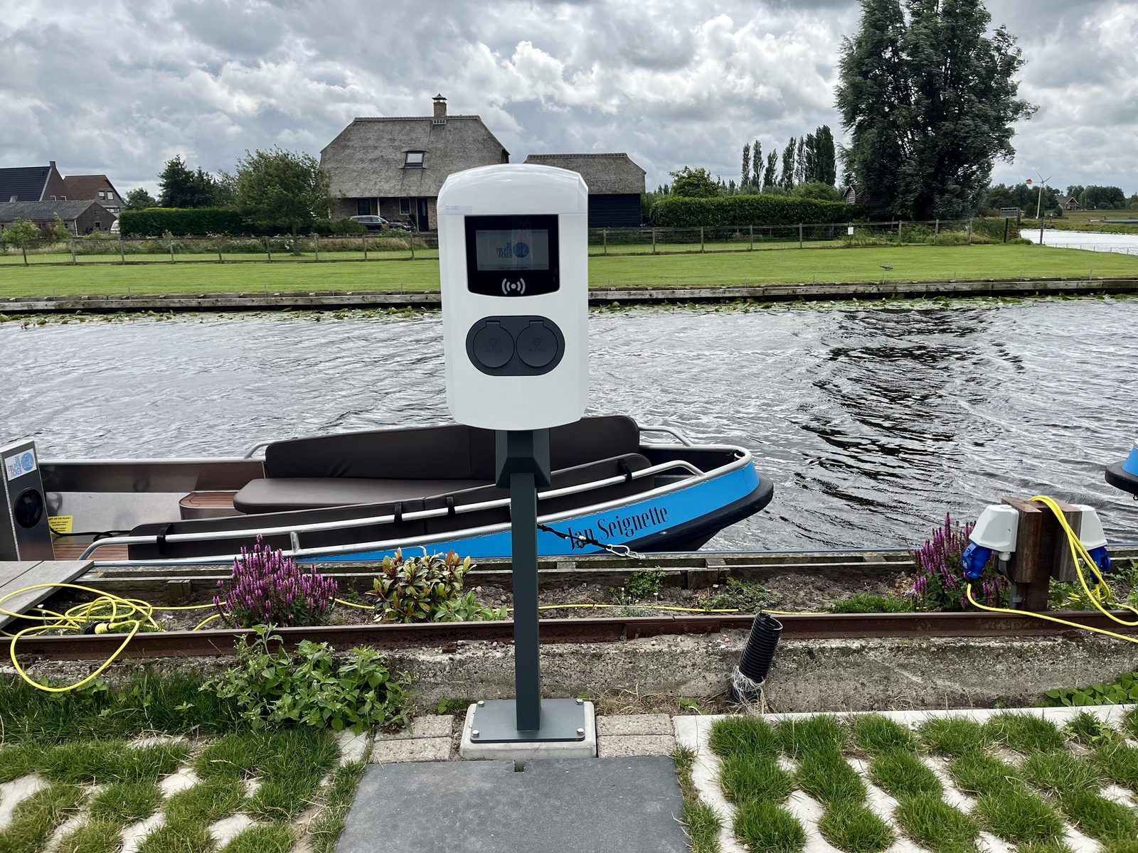 Charging point for electric cars 