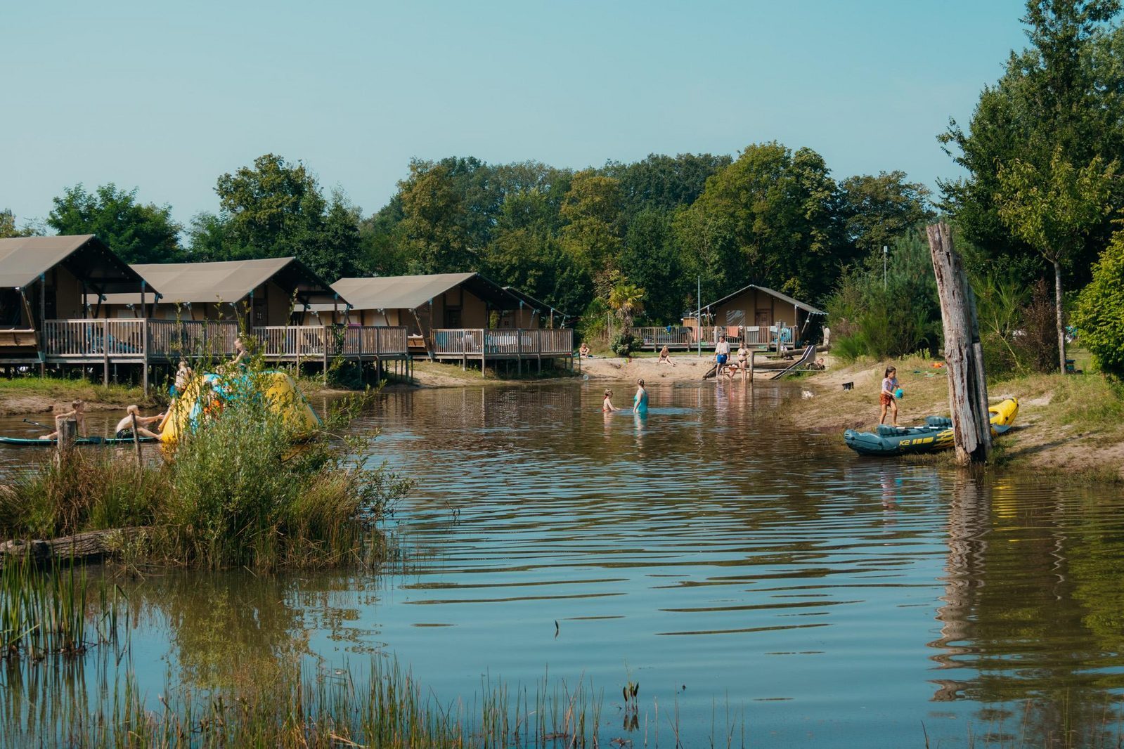   Vakantiepark met recreatieplas