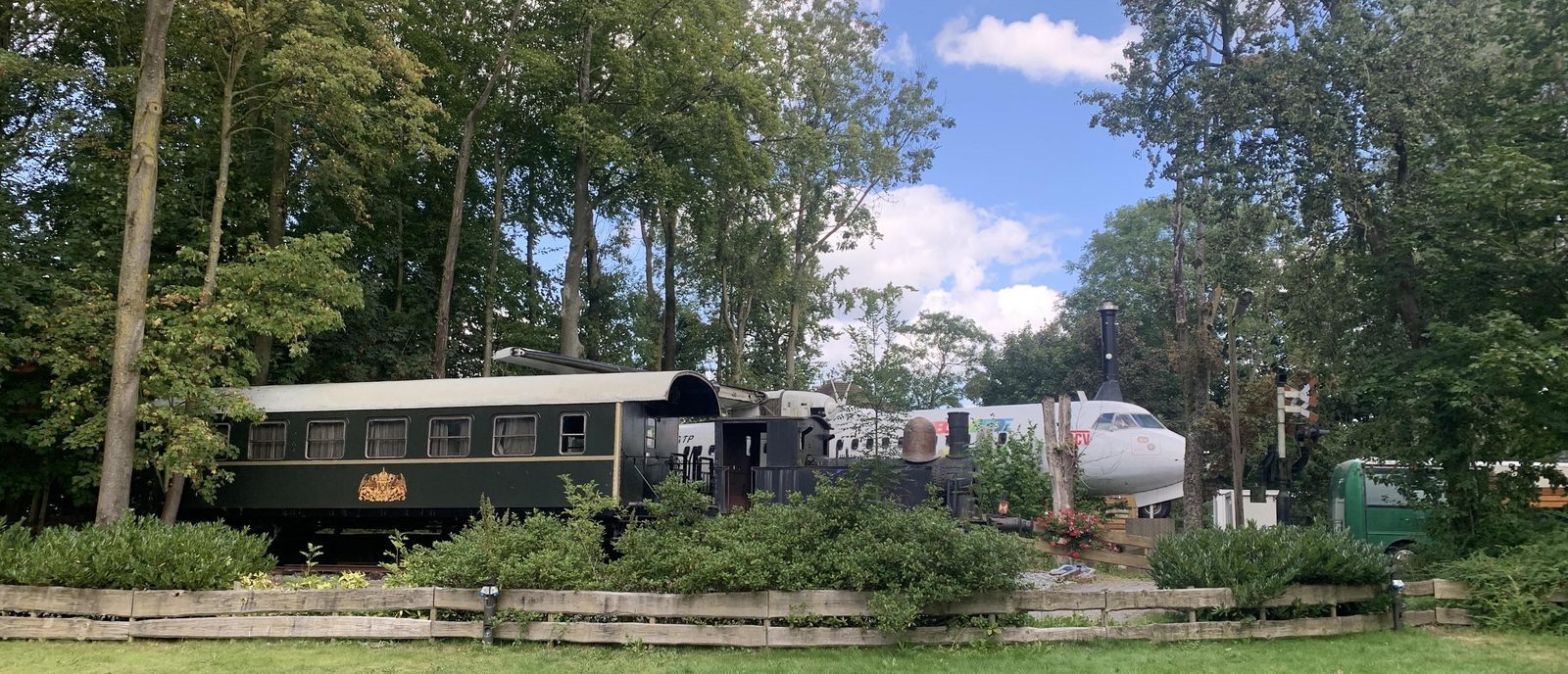 Camping land uit zee, locomotief en vliegtuig