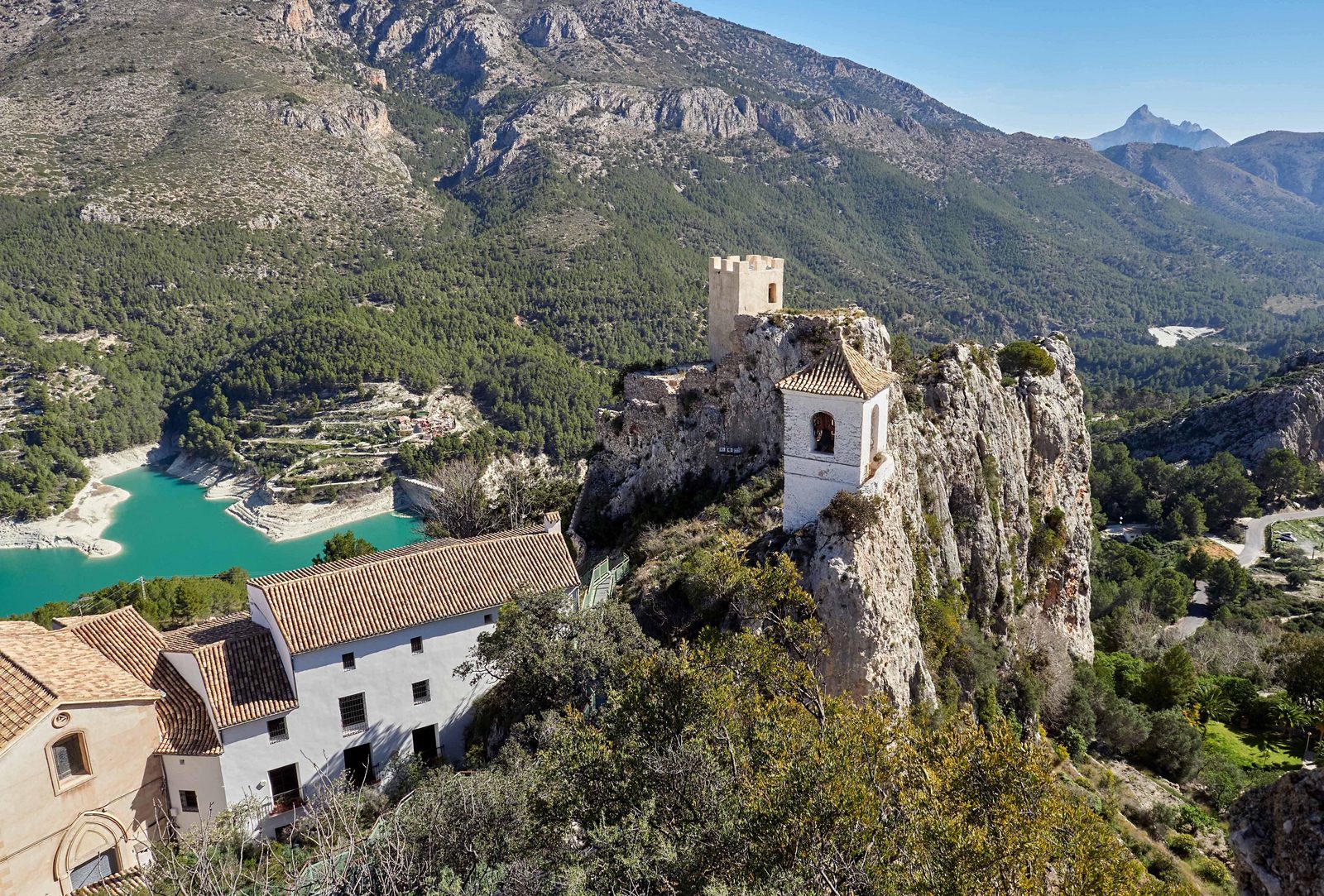 Uitzicht op Guadalest en stuwmeer