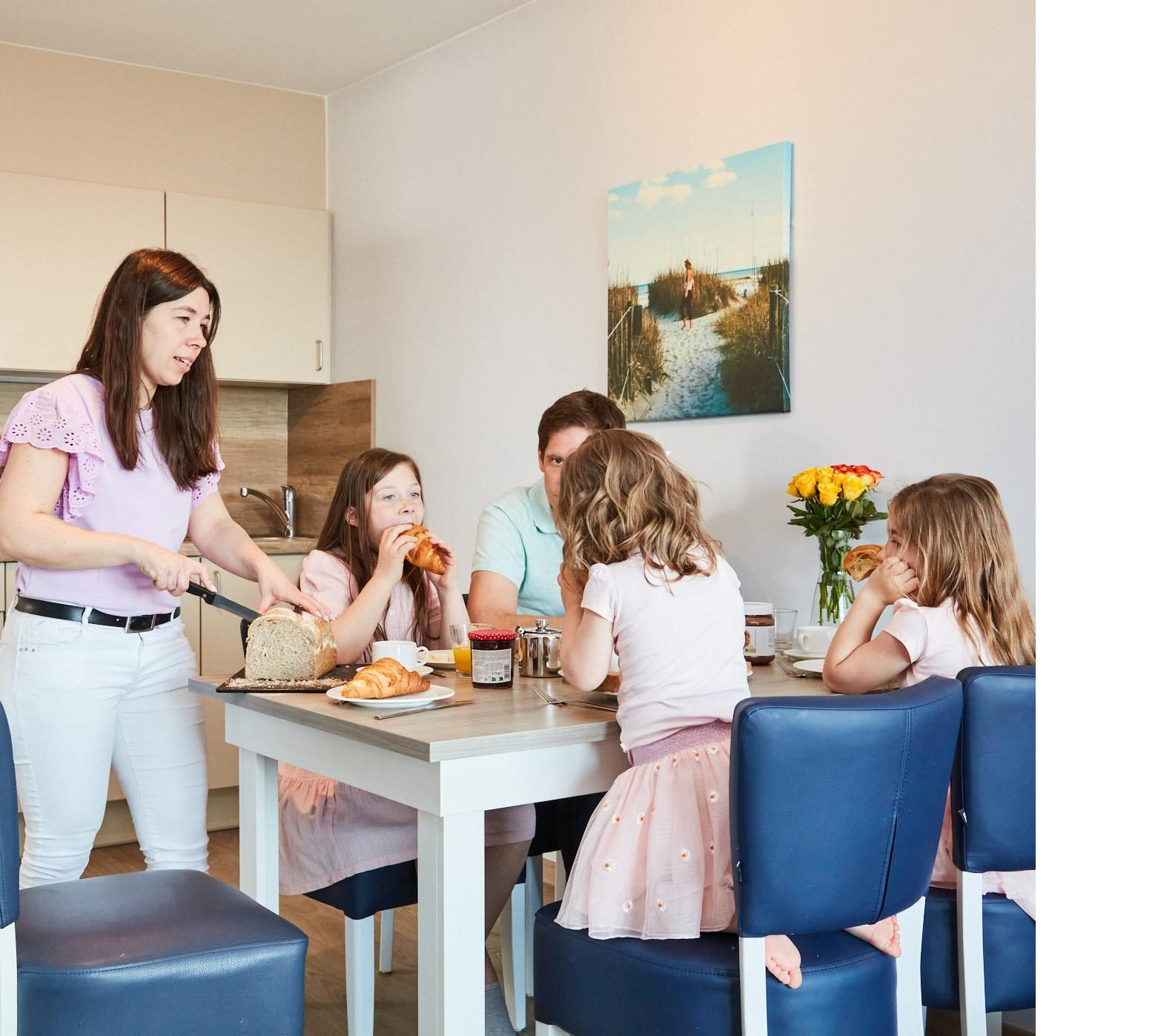 Een gezin aan het ontbijten bij Holiday Suites Blankenberge