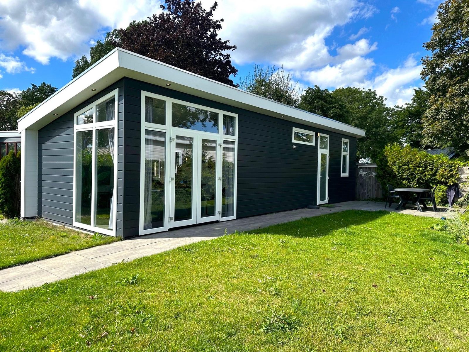 Vakantiehuis model Boslodge op RT27-313 met uitzicht over een grasveld