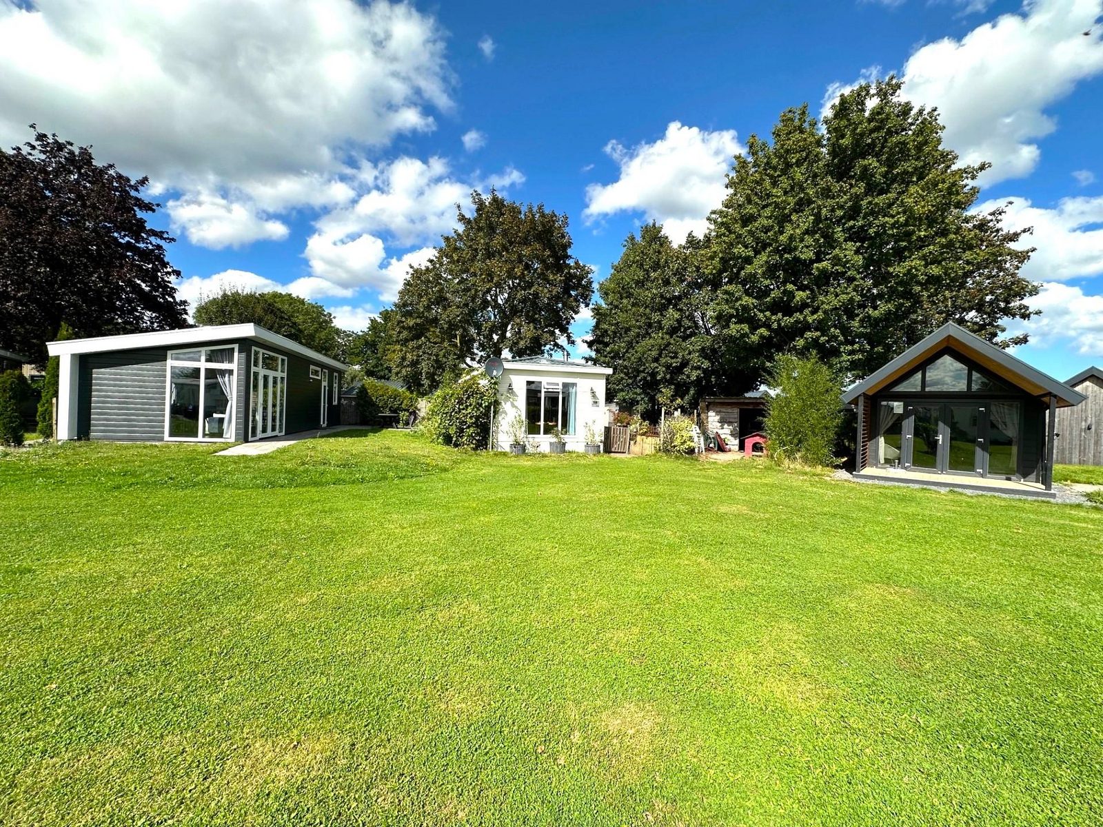 Vakantiehuis model Boslodge op RT27-313 met uitzicht over een grasveld