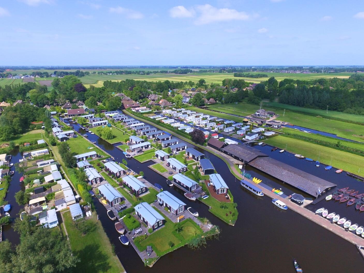 An einem der schönsten Plätze des Dorfes Giethoorn