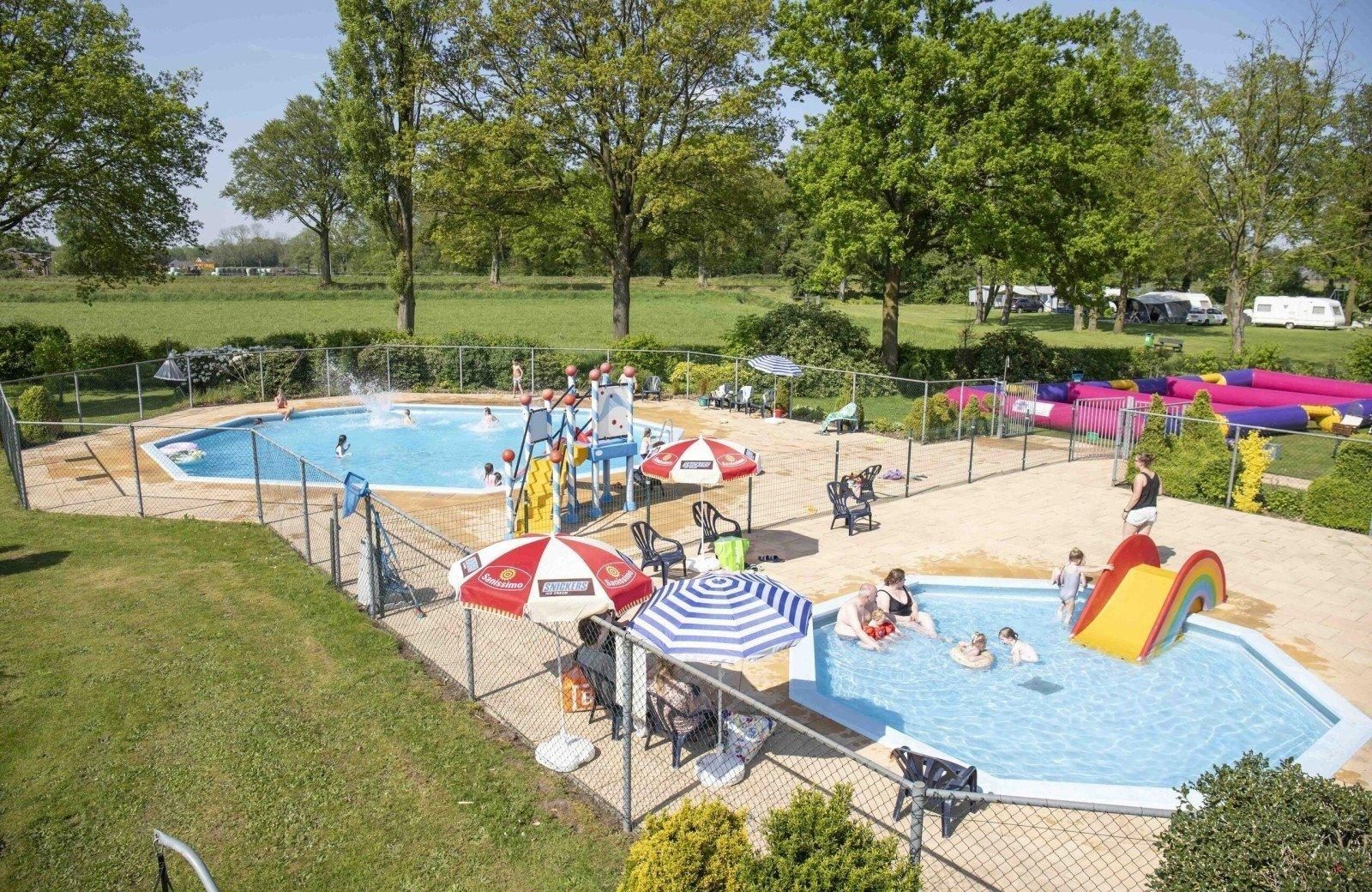 Buitenzwembad camping den blanken