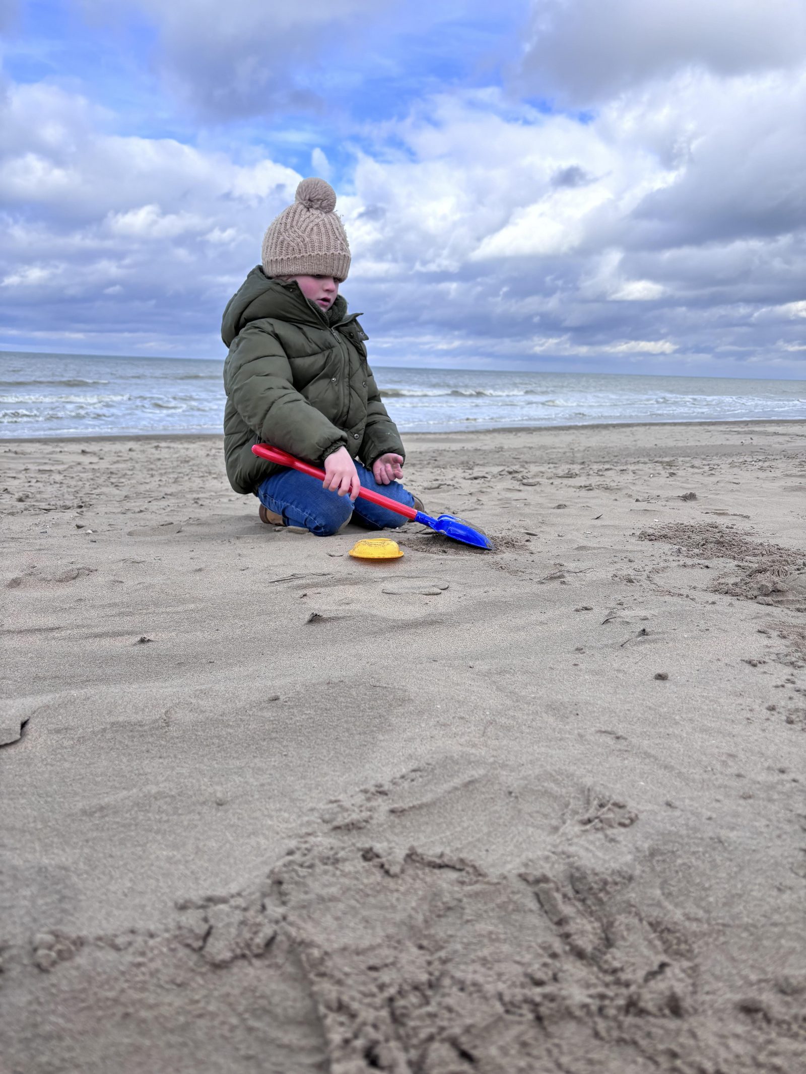 Kindje op het strand dat aan het spelen is 