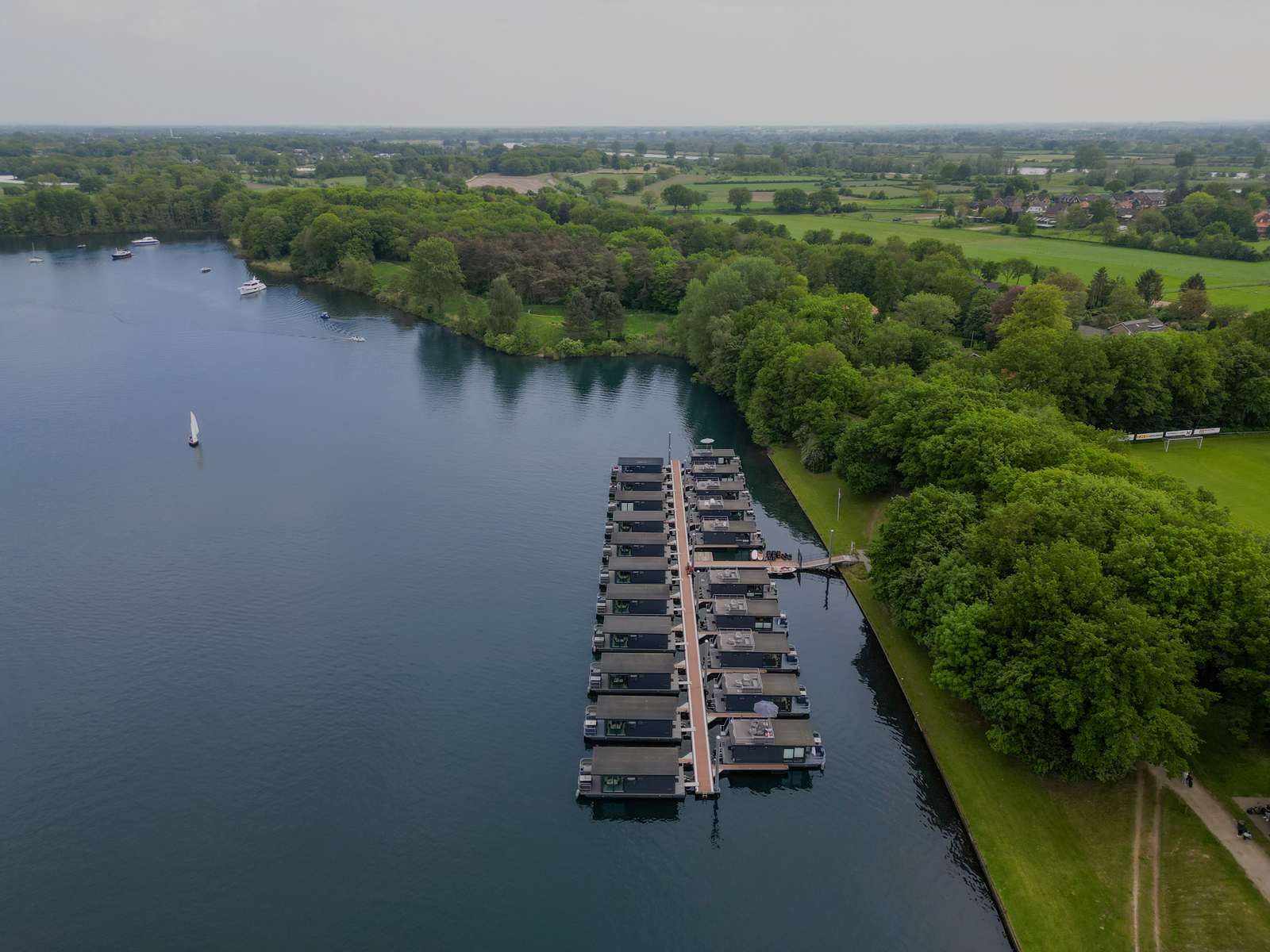 Houseboat op het water