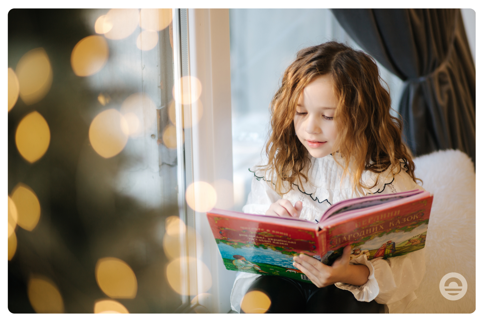 Erleben Sie magische Weihnachtsferien in einer stimmungsvollen Ferienunterkunft, wo Entspannung und Gemütlichkeit zusammenkommen – perfekt für einen gemütlichen Moment mit einem guten Buch