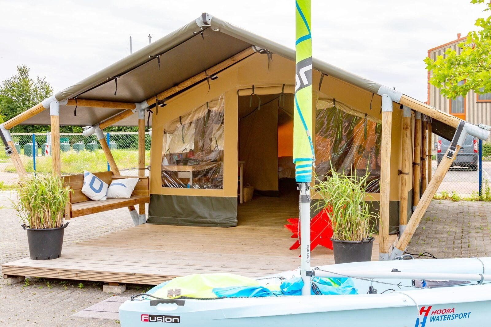 Mieten Sie ein Hausboot oder Safarizelt bei Hoora Heeg in Friesland