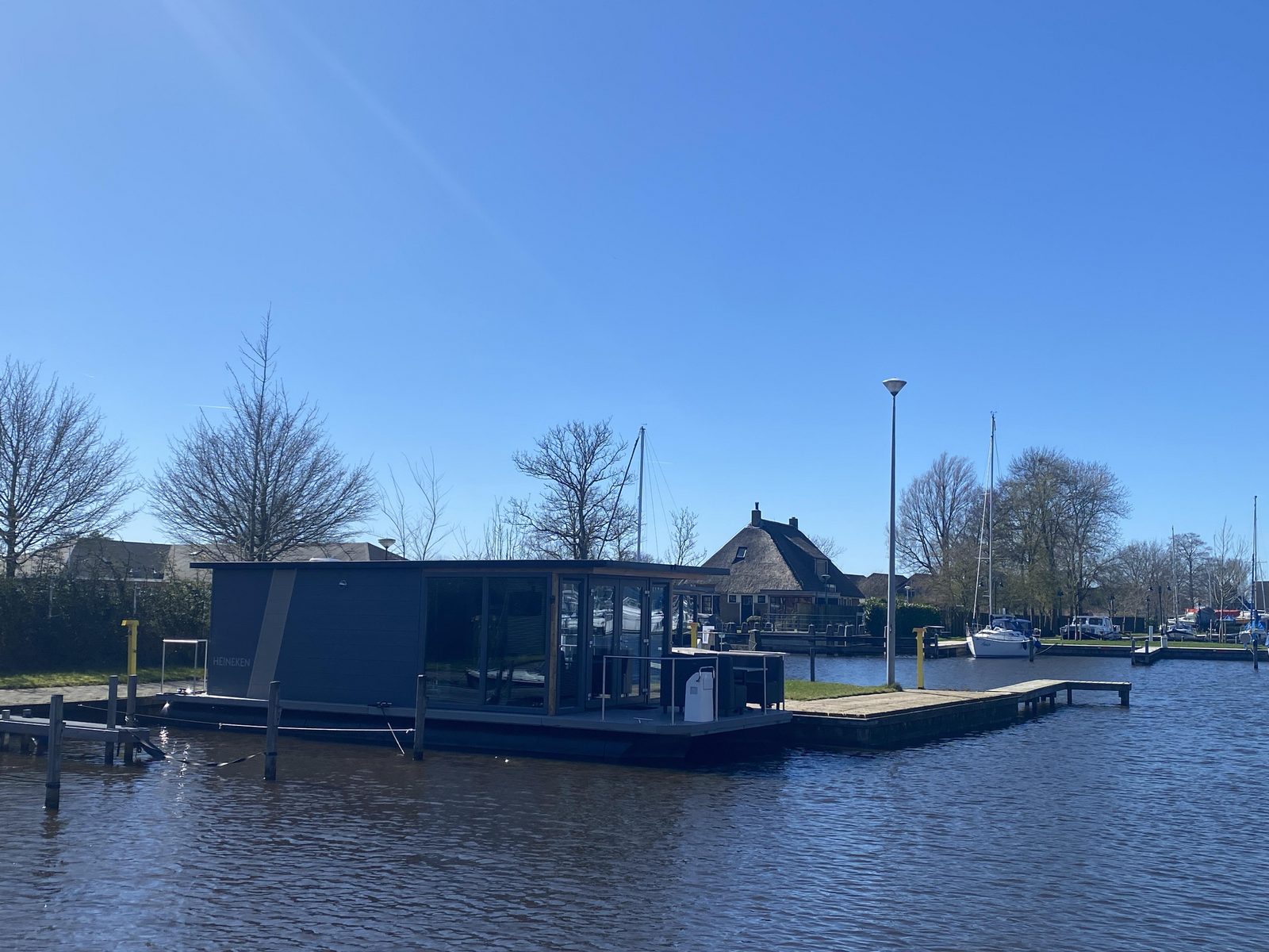 Mieten Sie ein Hausboot oder Safarizelt bei Hoora Heeg in Friesland