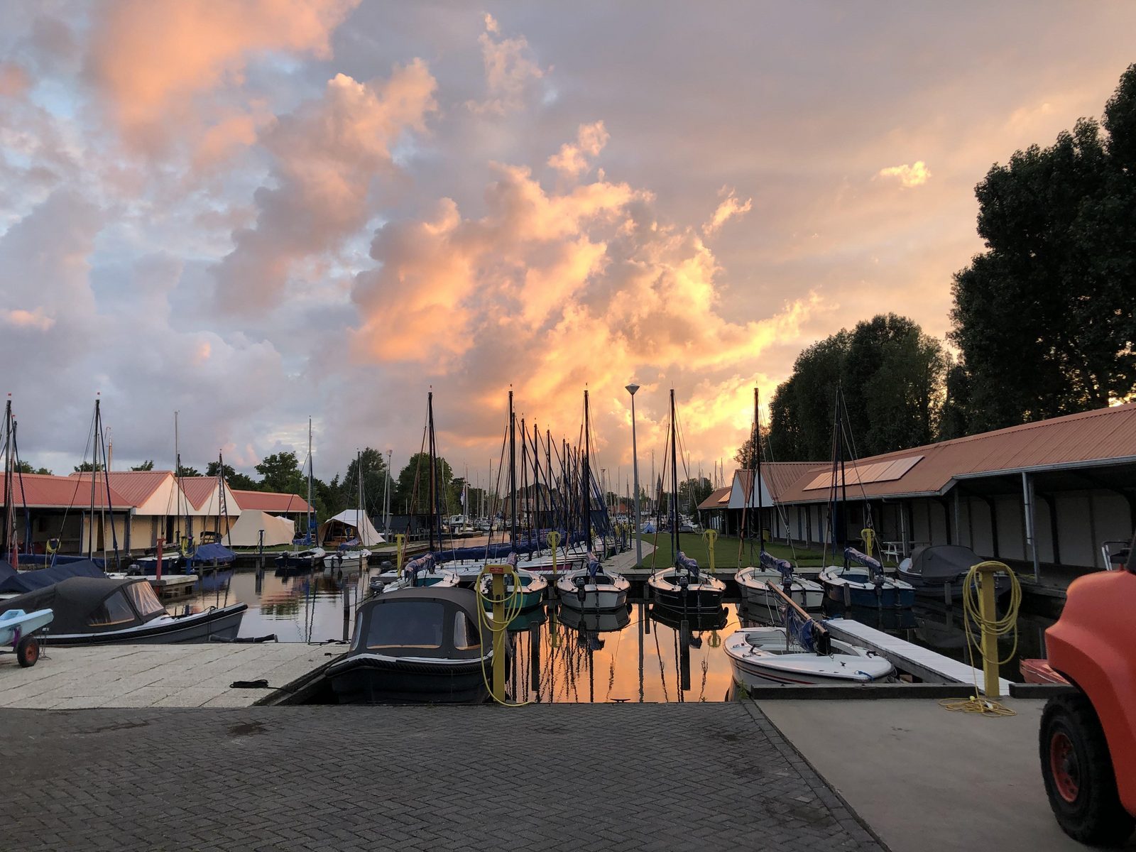 Mieten Sie ein Hausboot oder Safarizelt bei Hoora Heeg in Friesland