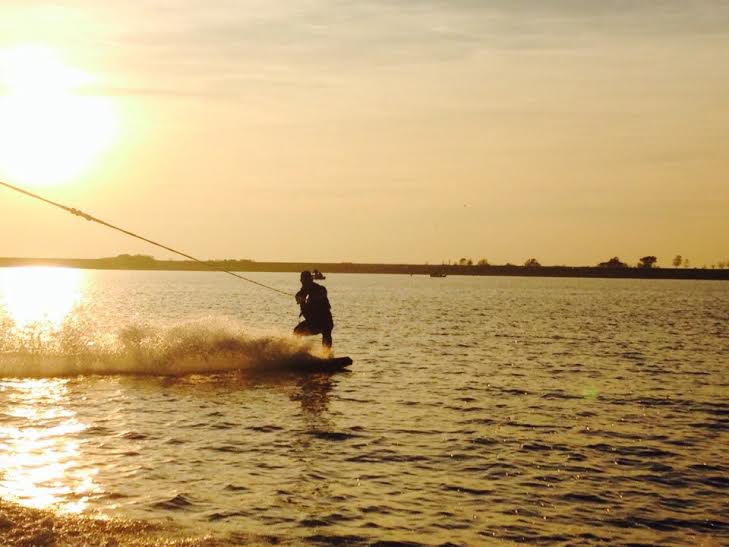 Wakeboarden en waterskiën in de buurt